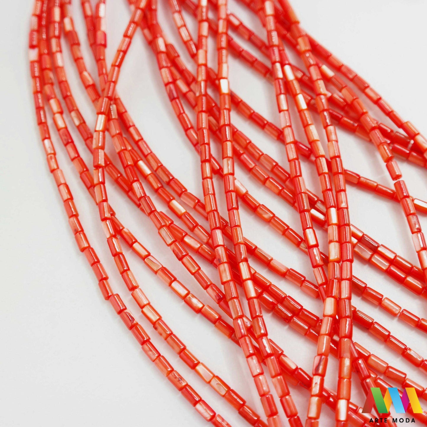 sedef školjka mekušac biser puž glavonožac kalcijev karbonat hitin poludrago kamenje repromaterijal poludragi kamen mineral Sedef je lako prepoznatljiva glatka tvar duginih boja koja tvori unutarnji sloj školjke određenih vrsta mekušaca i prekriva vanjski sloj bisera Sastoji se od kalcijevog karbonata kojeg izlučuju neki morski i slatkovodni mekušci te ga ova struktura čini otpornim na oštećenja dajući joj prepoznatljivi i jedinstveni sedefasti sjaj arte moda repromaterijal