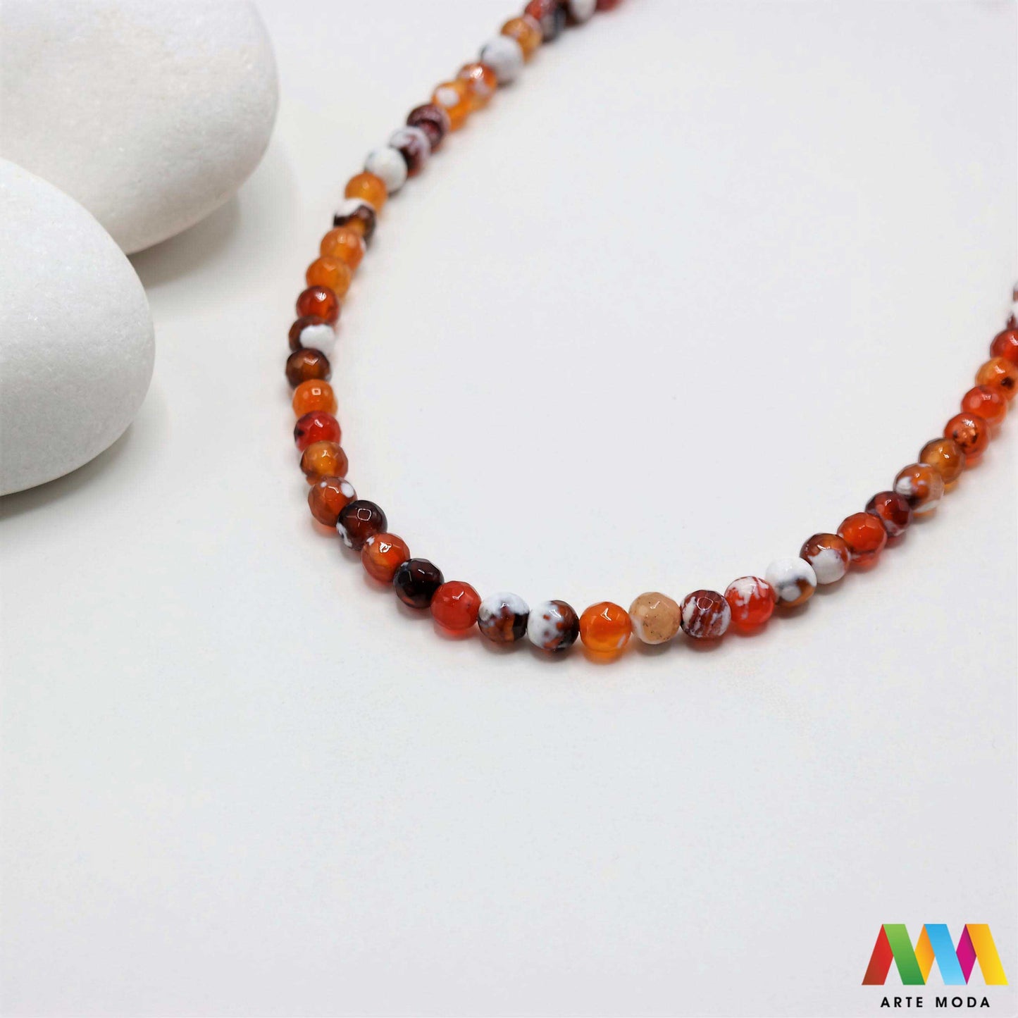 poludragi kamen ahat kristal kalcedon polu dragi poludrago kamenje dragulj mineral kvarc Ahat je jedan od najrasprostranjenijih kristala na planeti Ahat spada u grupu kalcedona izrazito je dekorativan te se od njega izrađuje lijepi nakit i ukrasni predmeti U Hrvatskoj je poznati Lepoglavski Ahat s brda Gaveznica