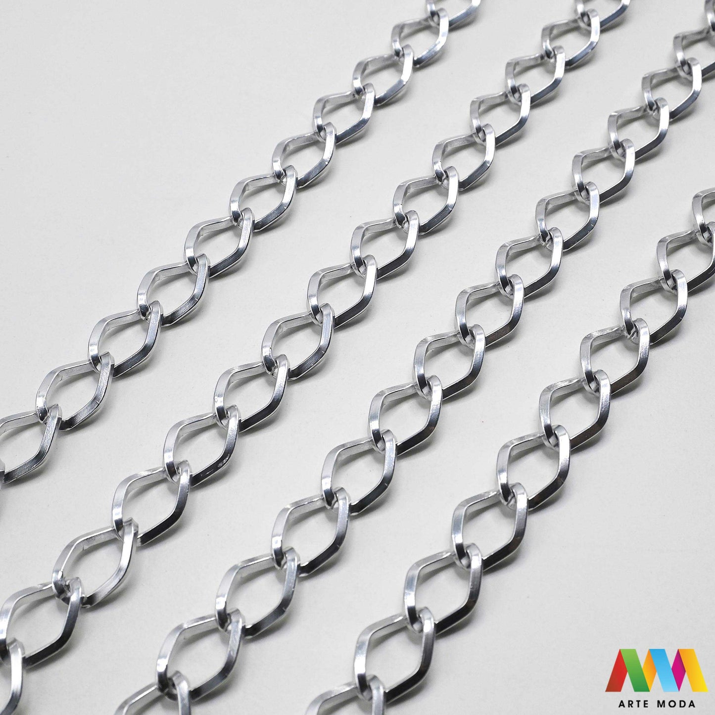 aluminijski lanac torbe ruksak nakit lagani izrada aluminij DIY materijal remen ogrlice narukvice karike ručke pribor komponente ukrasni repromaterijal Želite lagan i trendi materijal Aluminijski lanci savršeni su za vaše projekte Idealni su za izradu laganih remena za torbe ili statement nakita ogrlice narukvice Lakši su od klasičnih metala ne opterećuju i dolaze u raznim bojama i debljinama Lako ih je rezati i oblikovati laganu eleganciju za svoj uradi sam nakit i modne dodatke arte moda repromaterijal