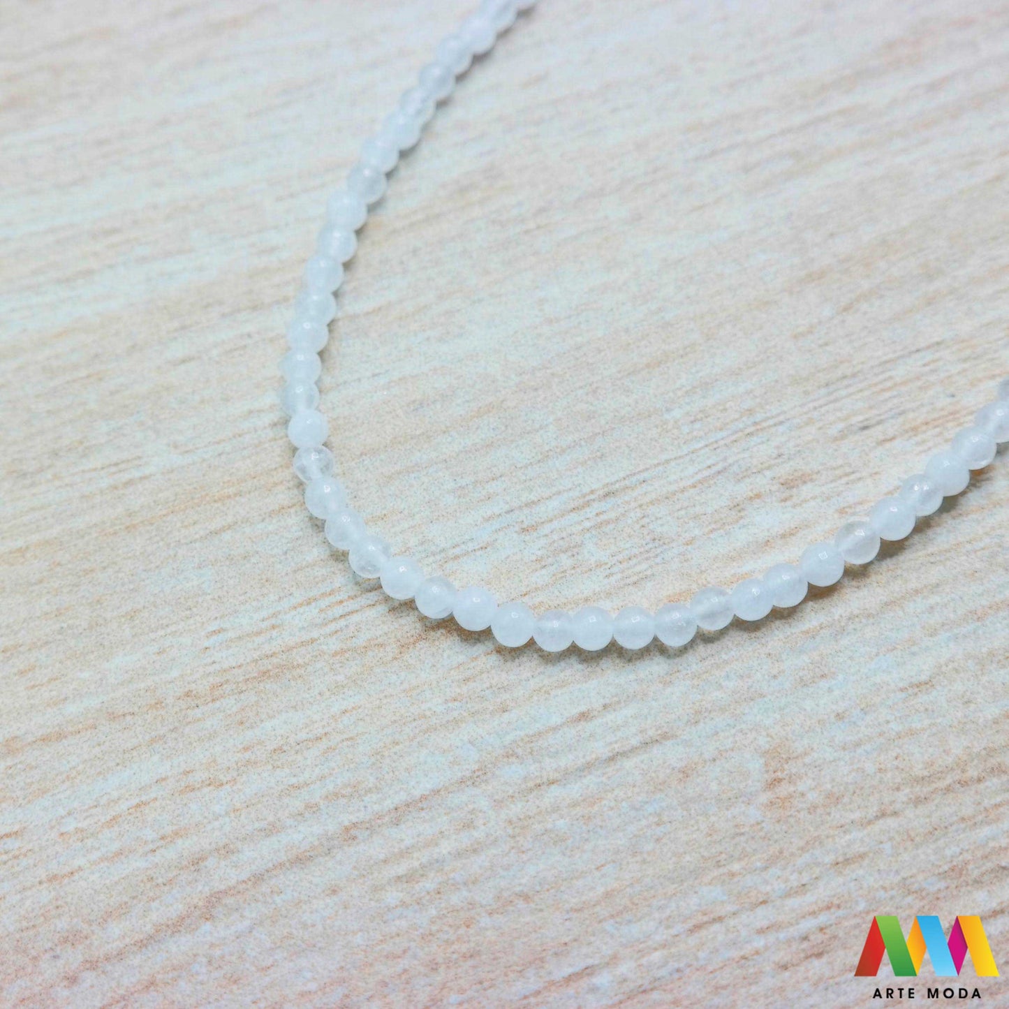 gorski kristal čisti kvarc kvarcni stjenoviti kremen poludrago kamenje repromaterijal poludragi kamen mineral perle nakit meditacija isceljenje čišćenje energije aura energetska pojačala prozirni čisti kristaloterapija Gorski kristal je kamen svih kamena Simbol čistoće svjetlosti moćne energije Smatra se univerzalnim iscjeliteljem jer pojačava energiju čisti čakre pretvara negativnost u pozitivu izradu nakita meditaciju čišćenje prostora Birajte perle različitih dimenzija i oblika arte moda repromaterijal