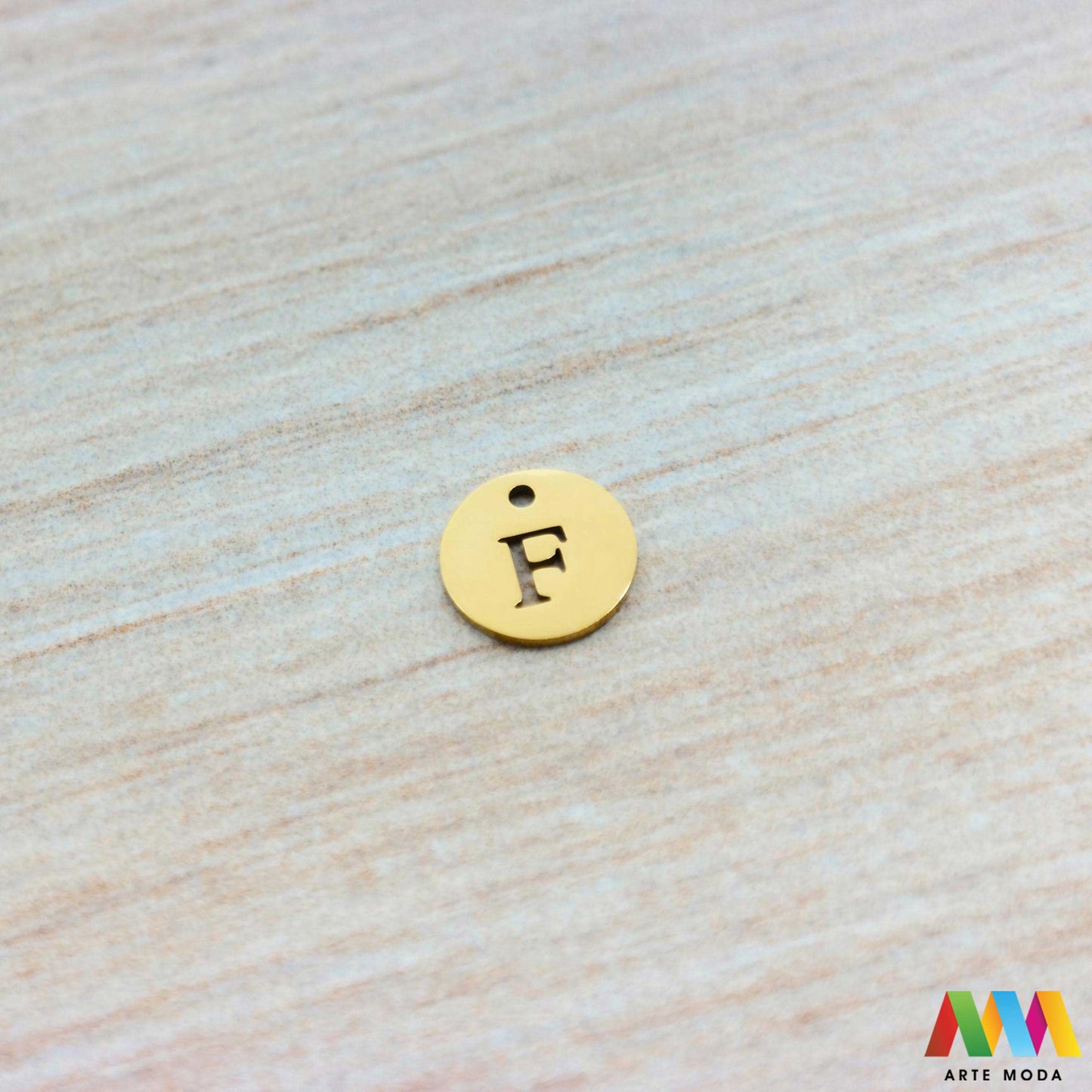 F slovo slova privjesak s jednom rupom privjesak od čelika privjesak čelik repromaterijal čelični ogrlice ogrlica narukvica narukvice nanožnica nehrđajući Slova izrađena od nehrđajućeg čelika 316L koja služe za izradu nakita poput narukvica ili ogrlica najčešće se koriste za nizanje na sajlu gumu flaks i ostale materijale