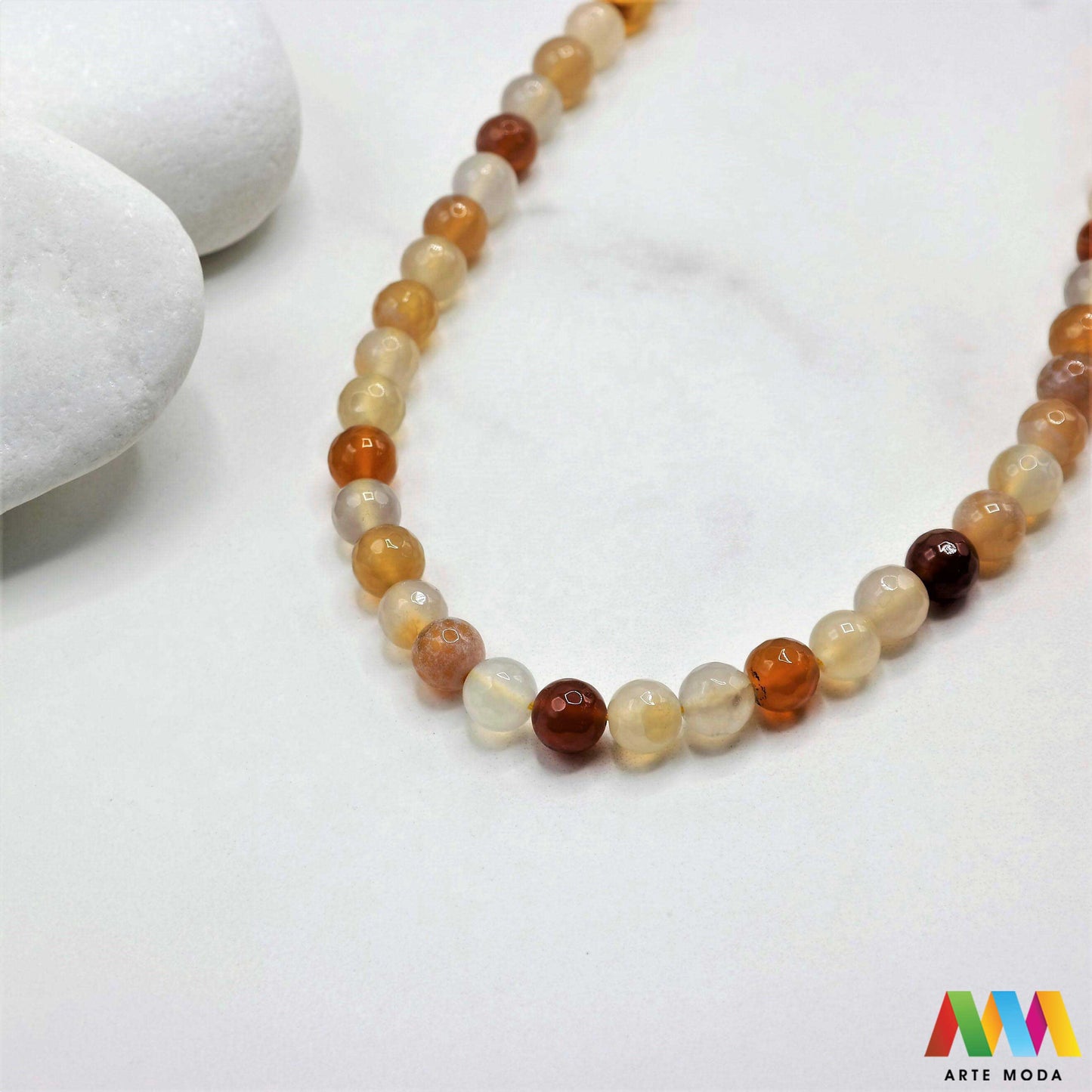 poludragi kamen ahat kristal kalcedon polu dragi poludrago kamenje dragulj mineral kvarc Ahat je jedan od najrasprostranjenijih kristala na planeti Ahat spada u grupu kalcedona izrazito je dekorativan te se od njega izrađuje lijepi nakit i ukrasni predmeti U Hrvatskoj je poznati Lepoglavski Ahat s brda Gaveznica