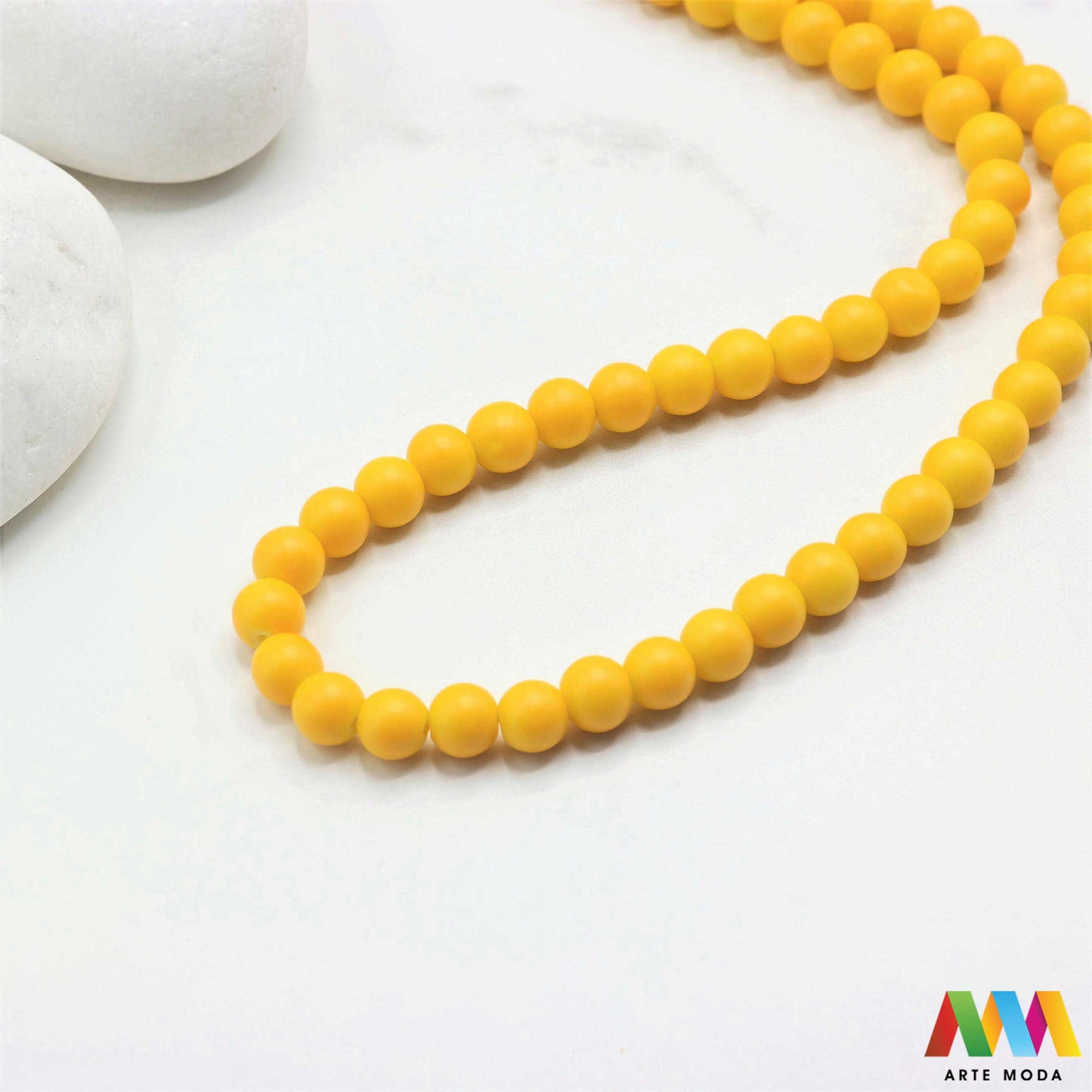 stakleni niz staklo perle zrna zrno staklena perla okrugle okrugla Staklene okrugle perle koje služe za nizanje i izradu nakita poput narukvica i ogrlica te torbica i ostalih modnih dodataka