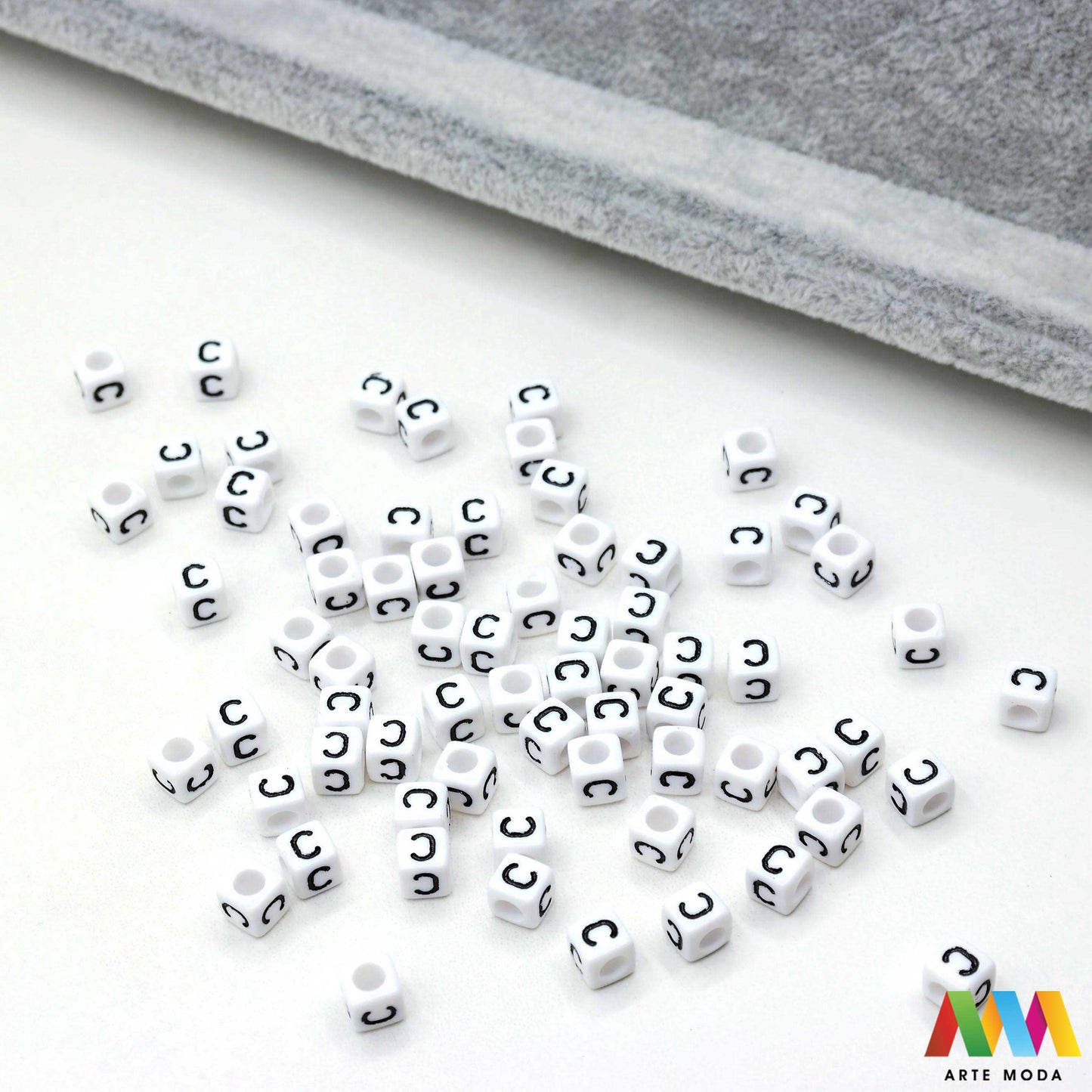 slova brojevi plastične nizanje imenom narukvice prijateljstva dječji nakit personalizirani kockaste perle okrugle abeceda DIY ručni rad izrada mix mješana Stvorite personalizirani nakit s našim plastičnim slovima i brojevima Perle u obliku kocki i krugova idealne su za izradu narukvica s imenom i porukama Lagane su šarene i savršene za dječji nakit i narukvice prijateljstva Lako nizanje za maksimalnu uradi sam zabavu arte moda repromaterijal