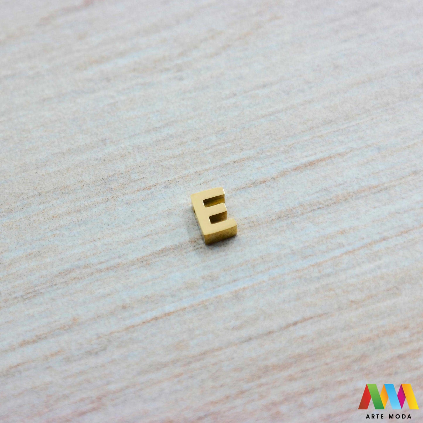 E slovo slova privjesak s jednom rupom privjesak od čelika privjesak čelik repromaterijal čelični ogrlice ogrlica narukvica narukvice nanožnica nehrđajući Slova izrađena od nehrđajućeg čelika 316L koja služe za izradu nakita poput narukvica ili ogrlica najčešće se koriste za nizanje na sajlu gumu flaks i ostale materijale