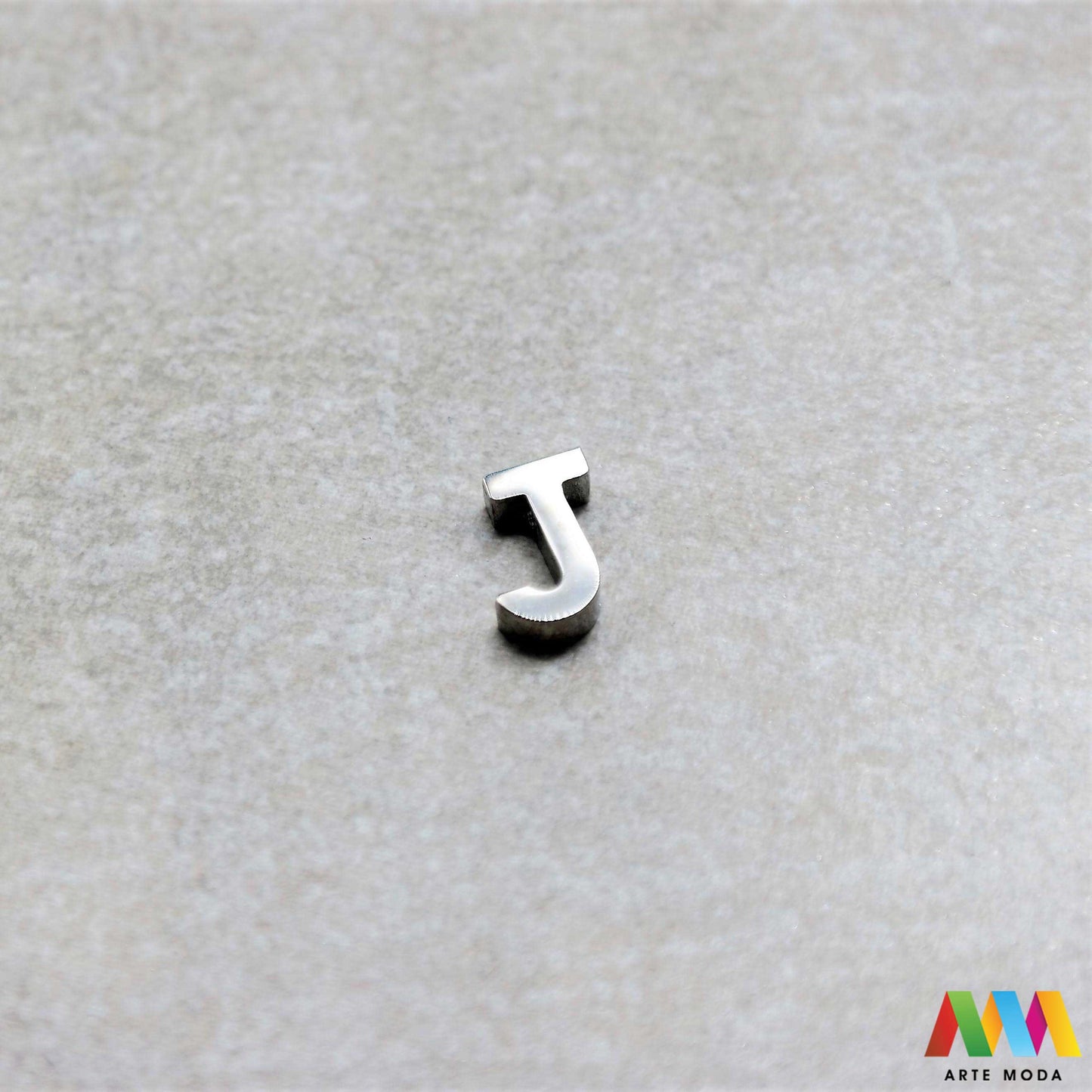 A slovo slova privjesak s jednom rupom privjesak od čelika privjesak čelik repromaterijal čelični ogrlice ogrlica narukvica narukvice nanožnica nehrđajući slova izrađena od nehrđajućeg čelika 316L koja služe za izradu nakita poput narukvica ili ogrlica najčešće se koriste za nizanje na sajlu, gumu, flaks i ostale materijale