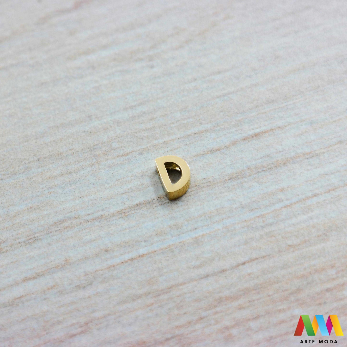 D slovo slova privjesak s jednom rupom privjesak od čelika privjesak čelik repromaterijal čelični ogrlice ogrlica narukvica narukvice nanožnica nehrđajući Slova izrađena od nehrđajućeg čelika 316L koja služe za izradu nakita poput narukvica ili ogrlica najčešće se koriste za nizanje na sajlu gumu flaks i ostale materijale