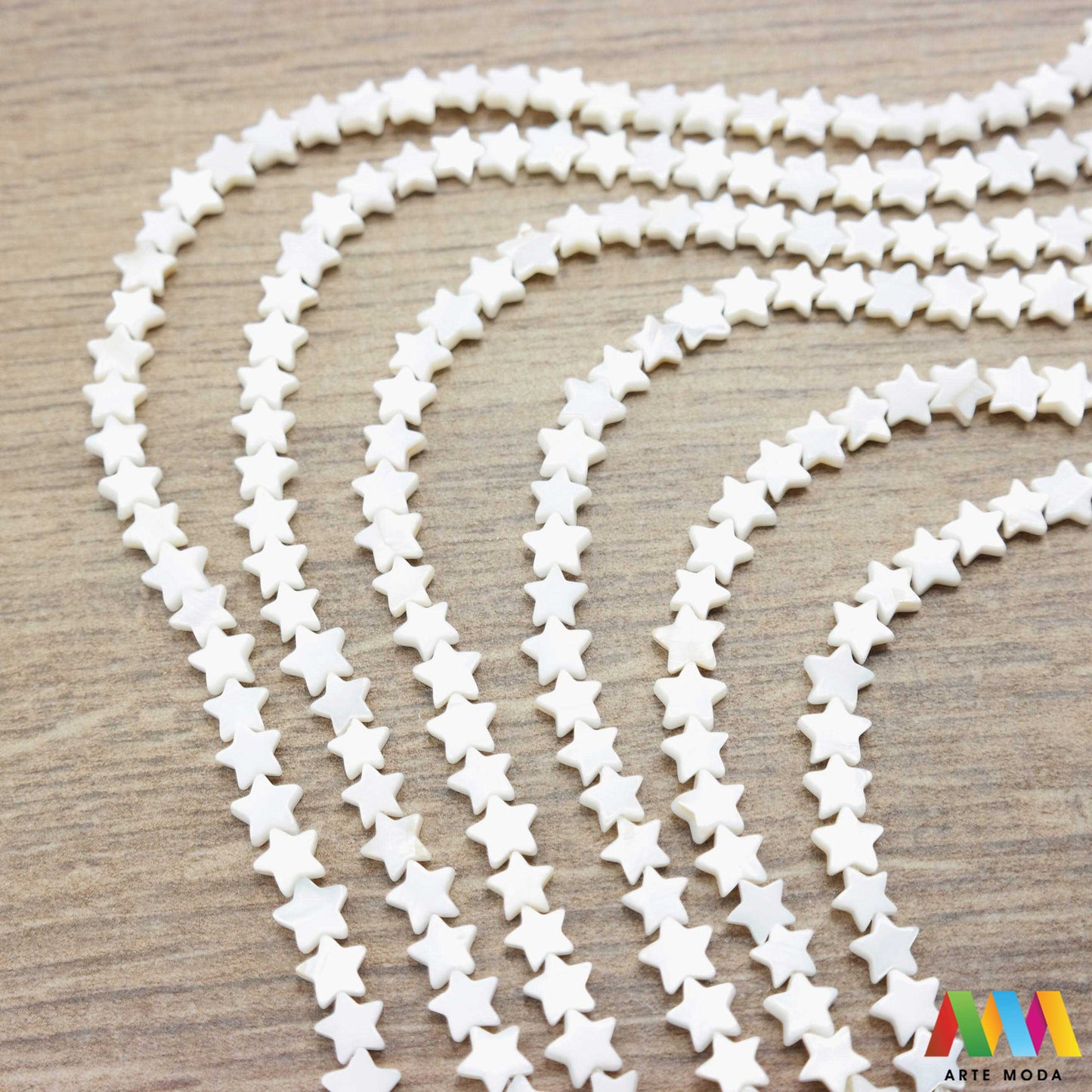 sedef školjka mekušac biser puž glavonožac kalcijev karbonat hitin poludrago kamenje repromaterijal poludragi kamen mineral Sedef je lako prepoznatljiva glatka tvar duginih boja koja tvori unutarnji sloj školjke određenih vrsta mekušaca i prekriva vanjski sloj bisera Sastoji se od kalcijevog karbonata kojeg izlučuju neki morski i slatkovodni mekušci te ga ova struktura čini otpornim na oštećenja dajući joj prepoznatljivi i jedinstveni sedefasti sjaj arte moda repromaterijal