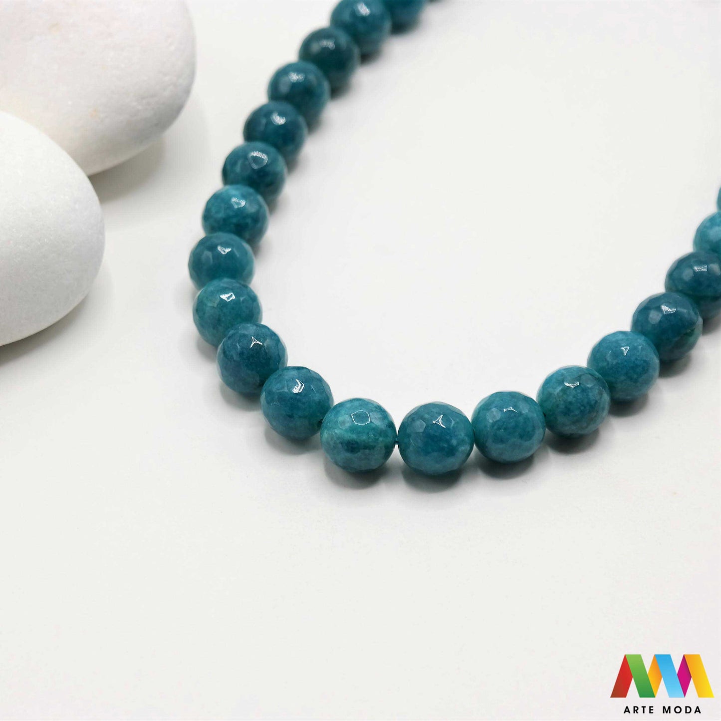 poludragi kamen ahat kristal kalcedon polu dragi poludrago kamenje dragulj mineral kvarc Ahat je jedan od najrasprostranjenijih kristala na planeti Ahat spada u grupu kalcedona izrazito je dekorativan te se od njega izrađuje lijepi nakit i ukrasni predmeti U Hrvatskoj je poznati Lepoglavski Ahat s brda Gaveznica