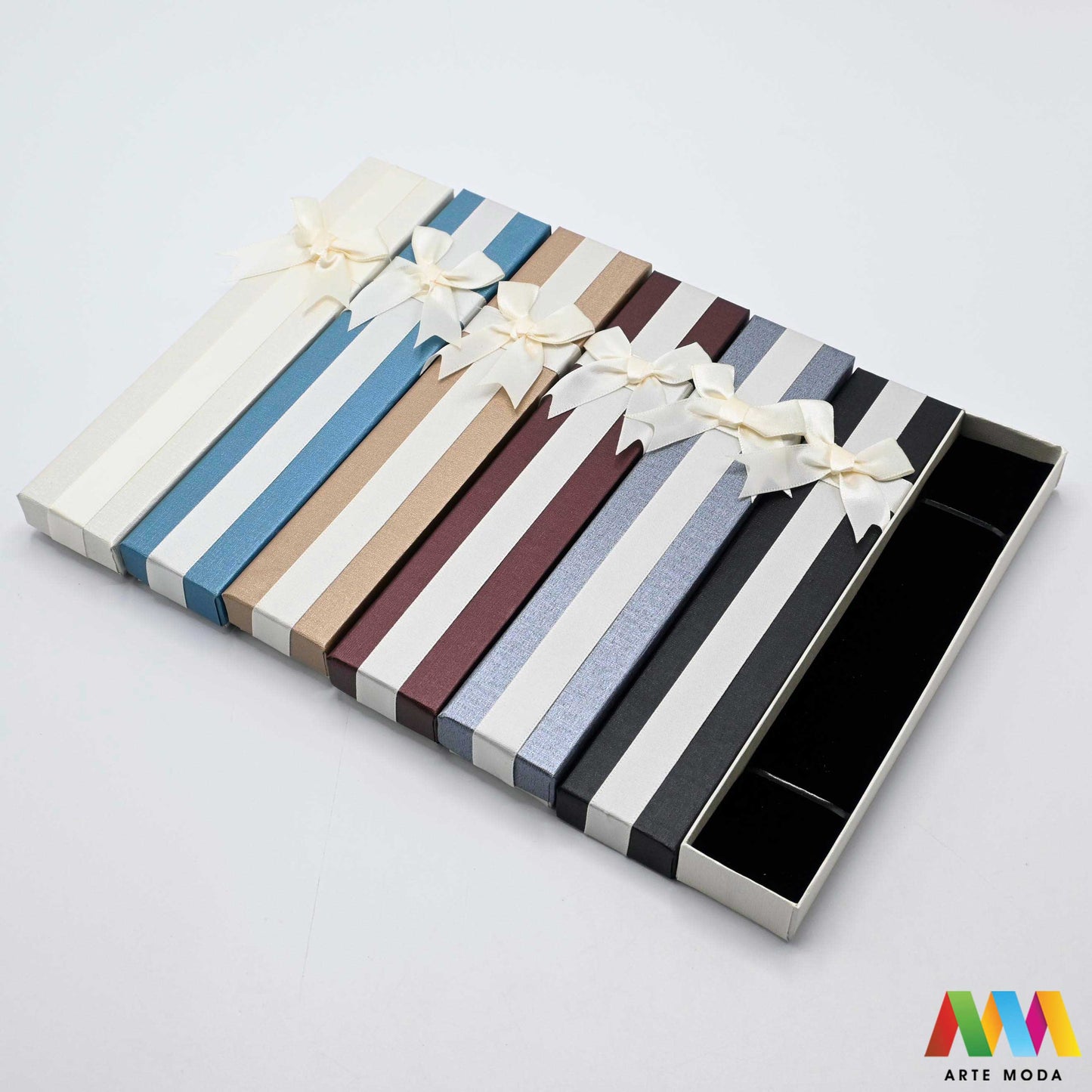 kutijice ukrasne kartonske kutije za nakit poklon ambalaža darivanje pakiranje poklopac prstenje ogrlice naušnice luksuzne elegantne ručni rad personalizirane dar Savršeno pakiranje ljepota vaših kreacija elegantnih i čvrstih kartonskih kutija izrađenih od kvalitetnog papira s mekanim umetkom od spužve prstenje ogrlice naušnice i narukvice nježnu zaštitu od ogrebotina dodaju dašak luksuza i profinjenosti vašem poklonu izloženom nakitu Dostupne u raznim veličinama bojama i dezenima arte moda repromaterijal