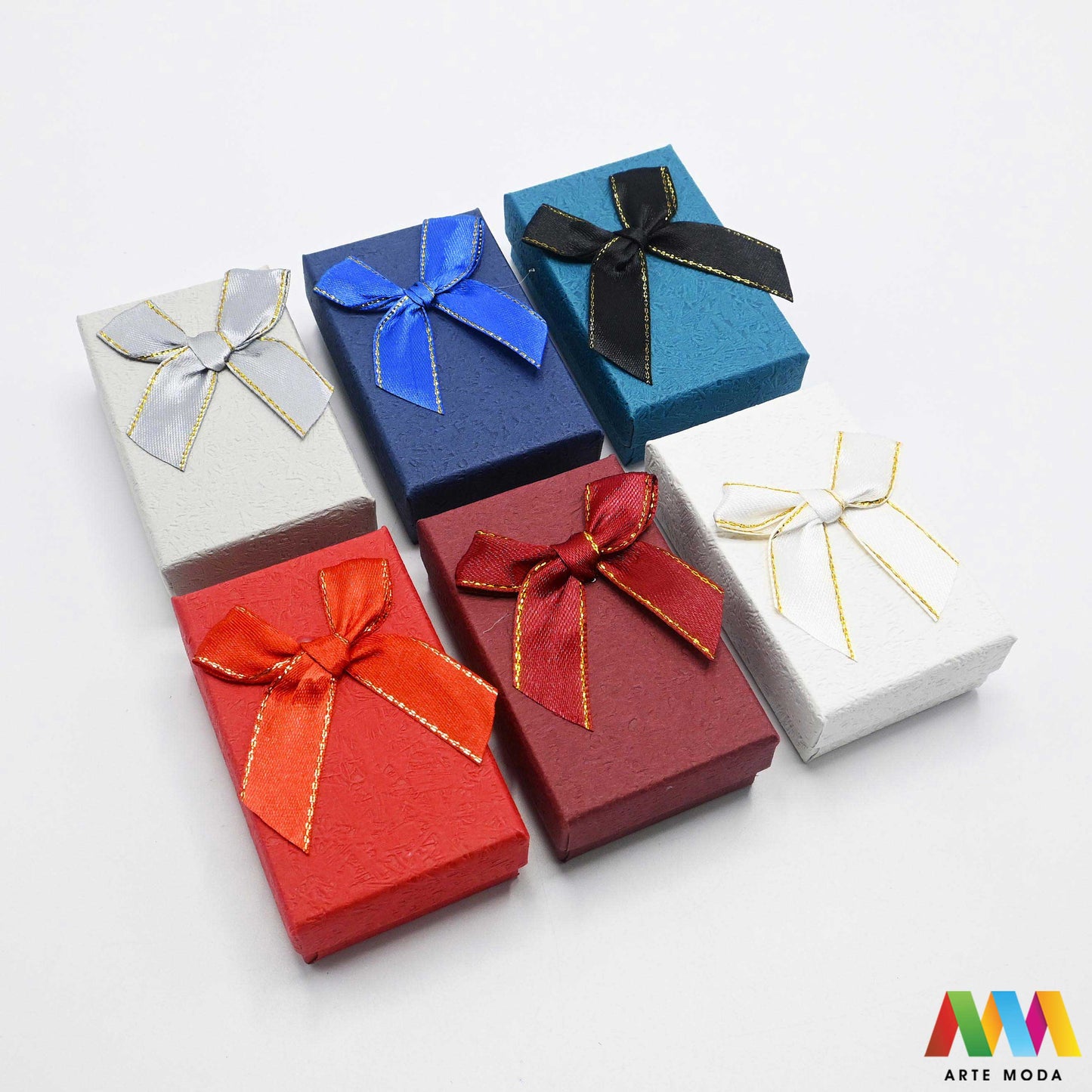 kutijice ukrasne kartonske kutije za nakit poklon ambalaža darivanje pakiranje poklopac prstenje ogrlice naušnice luksuzne elegantne ručni rad personalizirane dar Savršeno pakiranje ljepota vaših kreacija elegantnih i čvrstih kartonskih kutija izrađenih od kvalitetnog papira s mekanim umetkom od spužve prstenje ogrlice naušnice i narukvice nježnu zaštitu od ogrebotina dodaju dašak luksuza i profinjenosti vašem poklonu izloženom nakitu Dostupne u raznim veličinama bojama i dezenima arte moda repromaterijal