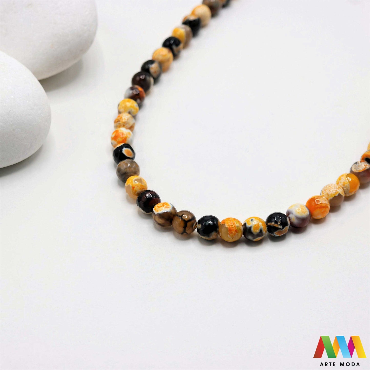 poludragi kamen ahat kristal kalcedon polu dragi poludrago kamenje dragulj mineral kvarc Ahat je jedan od najrasprostranjenijih kristala na planeti Ahat spada u grupu kalcedona izrazito je dekorativan te se od njega izrađuje lijepi nakit i ukrasni predmeti U Hrvatskoj je poznati Lepoglavski Ahat s brda Gaveznica