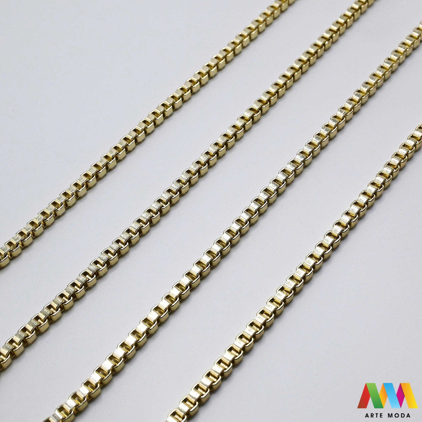 aluminijski lanac torbe ruksak nakit lagani izrada aluminij DIY materijal remen ogrlice narukvice karike ručke pribor komponente ukrasni repromaterijal Želite lagan i trendi materijal Aluminijski lanci savršeni su za vaše projekte Idealni su za izradu laganih remena za torbe ili statement nakita ogrlice narukvice Lakši su od klasičnih metala ne opterećuju i dolaze u raznim bojama i debljinama Lako ih je rezati i oblikovati laganu eleganciju za svoj uradi sam nakit i modne dodatke arte moda repromaterijal