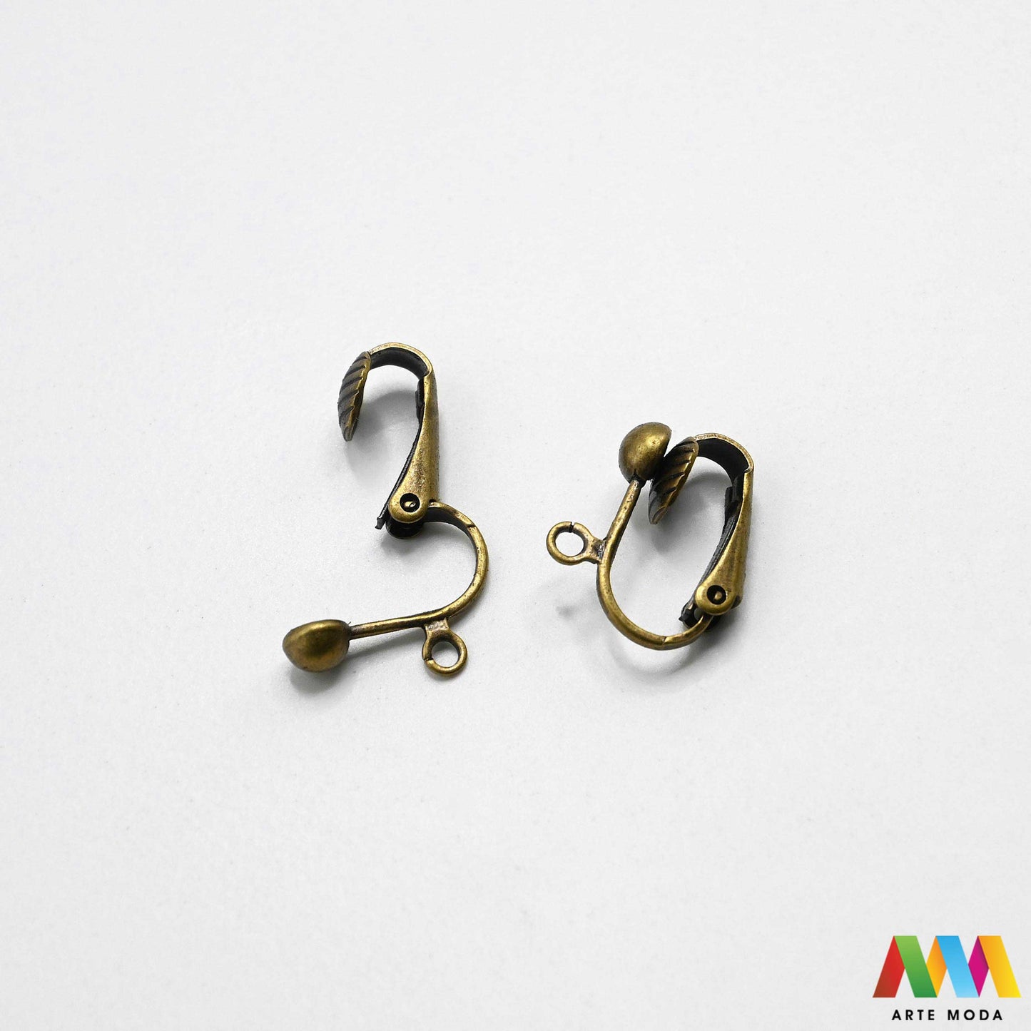 metalne klipse za nauĆĄnice baze bez buĆĄenja mehanizam izradu nakita uĆĄiju DIY nakit metalni pribor udobne klips nakit materijal ukrasi ploÄica lijepljenje komponente klip ploÄicom uho kukicom kuka IzraÄujte nauĆĄnice Metalne klipse baze koji nemaju probuĆĄene uĆĄi ili ĆŸele udobnije rjeĆĄenje za teĆŸi nakit NaĆĄe baze s ploÄicama za lijepljenje ili kukicama omoguÄuju laku personalizaciju perlama i kristalima Osigurajte stil i udobnost uz kvalitetne metalne komponente uradi sam nauĆĄnice arte moda repromaterijal