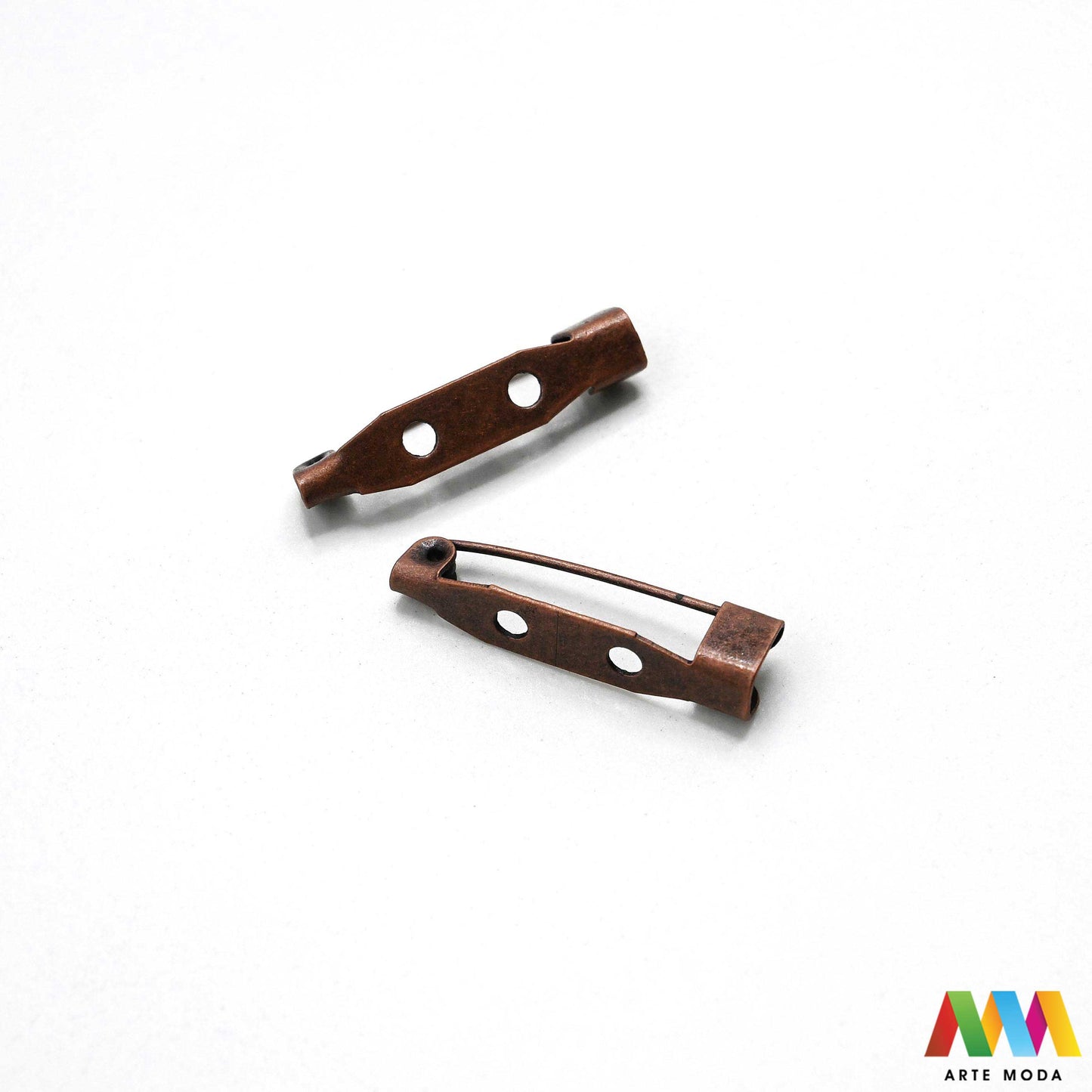 iglice za broš broševi nakit pribor izrada broševa DIY elementi metalne iglice sigurnosne baza šivanje ručni rad modni dodaci Otkrij našu široku paletu iglica za broševe i daj oduška svojoj kreativnosti! Bez obzira na to želiš li izraditi elegantni broš za posebnu prigodu ili zabavan broš za svaki dan kod nas ćeš pronaći savršenu iglicu Nudimo iglice različitih veličina materijala i završnica kako bi tvoji broševi bili zaista jedinstveni