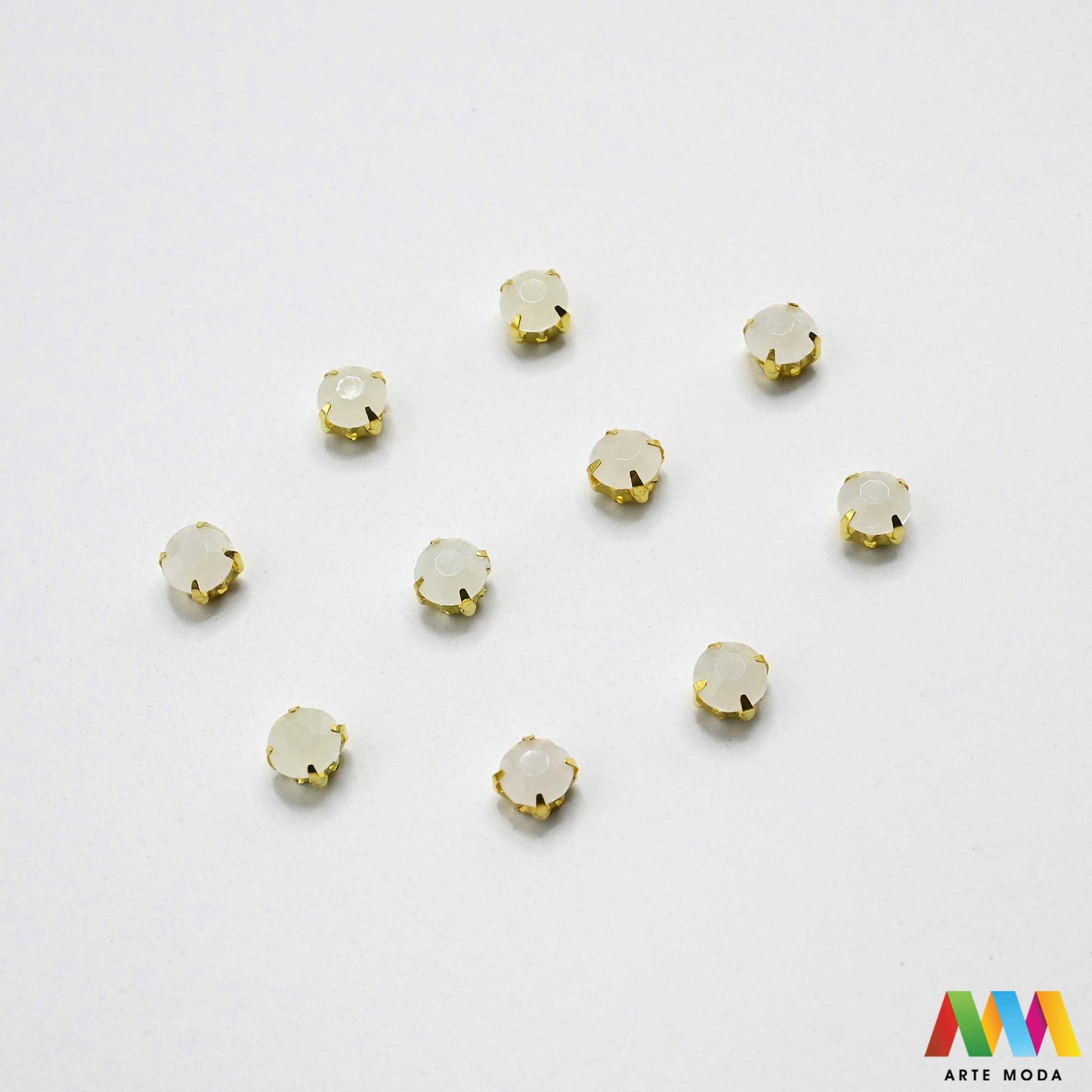 cirkoni stakleni metalni kalup blještavo sjajno perle privjesci rhinestones šivanje lijepljenje nakit glamur kostimi dekoracije ukrasi kalupu cirkon kopči blještavi Postignite maksimalan sjaj s staklenim cirkonima u metalnom kalupu Ovi blještavi cirkoni su sigurno fiksirani i spremni za šivanje lijepljenje ili nizanje Idealni za izradu glamuroznog nakita ukrašavanje kostima i svečane dekoracije Brz jednostavan i elegantan put do blistavog "uradi sam" projekta arte moda repromaterijal