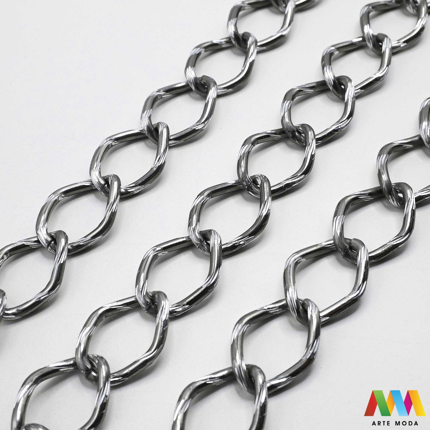 aluminijski lanac torbe ruksak nakit lagani izrada aluminij DIY materijal remen ogrlice narukvice karike ručke pribor komponente ukrasni repromaterijal Želite lagan i trendi materijal Aluminijski lanci savršeni su za vaše projekte Idealni su za izradu laganih remena za torbe ili statement nakita ogrlice narukvice Lakši su od klasičnih metala ne opterećuju i dolaze u raznim bojama i debljinama Lako ih je rezati i oblikovati laganu eleganciju za svoj uradi sam nakit i modne dodatke arte moda repromaterijal