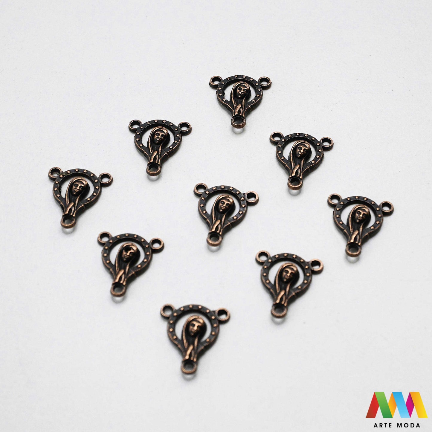 metalni razdjelnik konektor izrada krunice krunica metalni dijelovi krunicu repromaterijal sakralni nakit vjerski križić spojnica krunica perle pribor diy Gospa i Srce Isusovo Neizostavan element za svaku krunicu Ovi kvalitetni metalni razdjelnici poznati i kao konektori služe za spajanje dijelova krunice i naglašavaju njezinu središnju točku Izrađeni od izdržljivog metala naši razdjelnici su savršen izbor za izradu vlastitih krunica bilo da koristite perle staklo ili kamenje arte moda repromaterijal