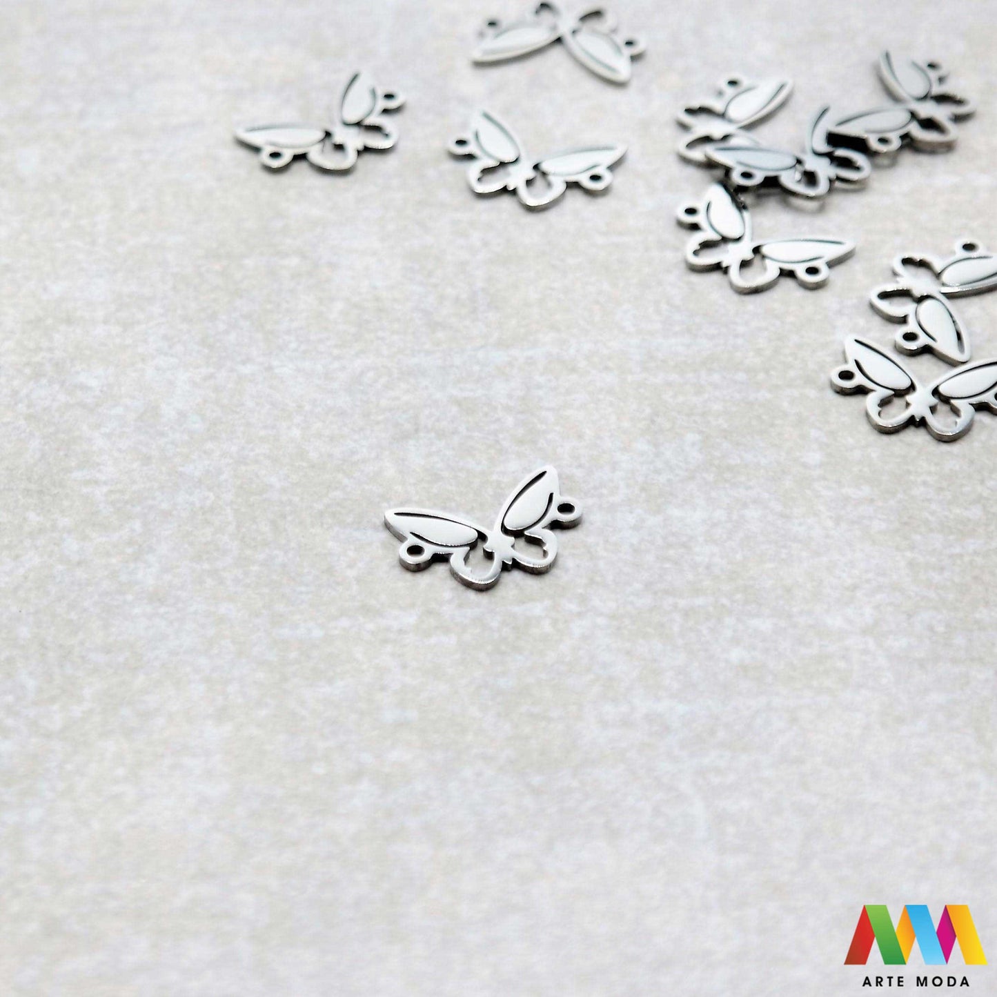 leptir privjesak s dvije rupe dve od čelika repromaterijal čelični ogrlice ogrlica narukvica narukvice nanožnica nehrđajući Privjesci izrađeni od nehrđajućeg čelika 316L koji služe za izradu nakita poput narukvica ili ogrlica najčešće se koriste za nizanje ili uz pomoć alkice se stavljaju na sajlu gumu flaks i ostale materijale