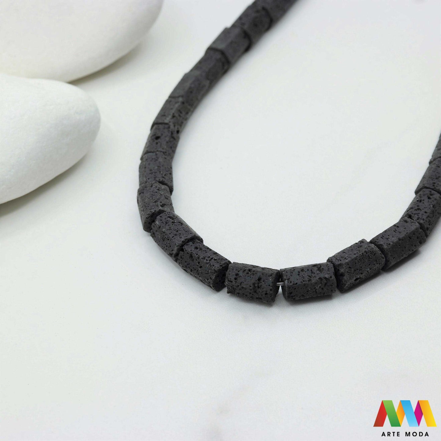 lava kamen vulkanska perle poludragi prirodni mat eterična ulja aromaterapija nakit izrada DIY repromaterijal mineral kristal narukvica ogrlica Tražite jedinstveni materijal za nakit Vulkanska lava je poludragi kamen s moćnom pričom Njegova porozna mat tekstura savršena je za izradu aromaterapijskog nakita jer sjajno upija i difuzira eterična ulja Lagan je simbolizira snagu i uzemljenje te je idealan za unisex i muške narukvice i ogrlice arte moda repromaterijal