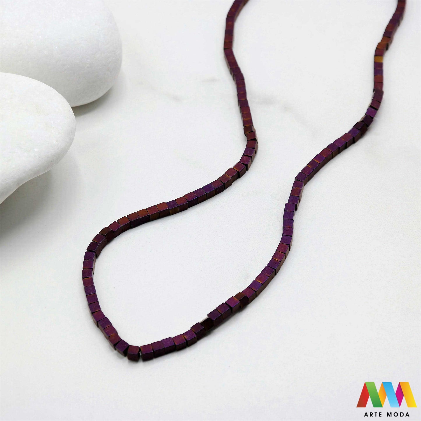 hematit krvavi kamen poludragi mineral metalni sjaj kvarc zrcalo kristal prirodni metalik meditacija zaštita repromaterijal Hematit (ili krvavi kamen) je prirodni mineral smeđe sive ili crne boje karakteriziran prisustvom hladnog metalnog sjaja Vjeruje se da pomaže u jačanju volje samopouzdanja i povezanosti s majkom zemljom Nakit izrađen od njega fascinira svojim tajanstvenim zrcalnim sjajem