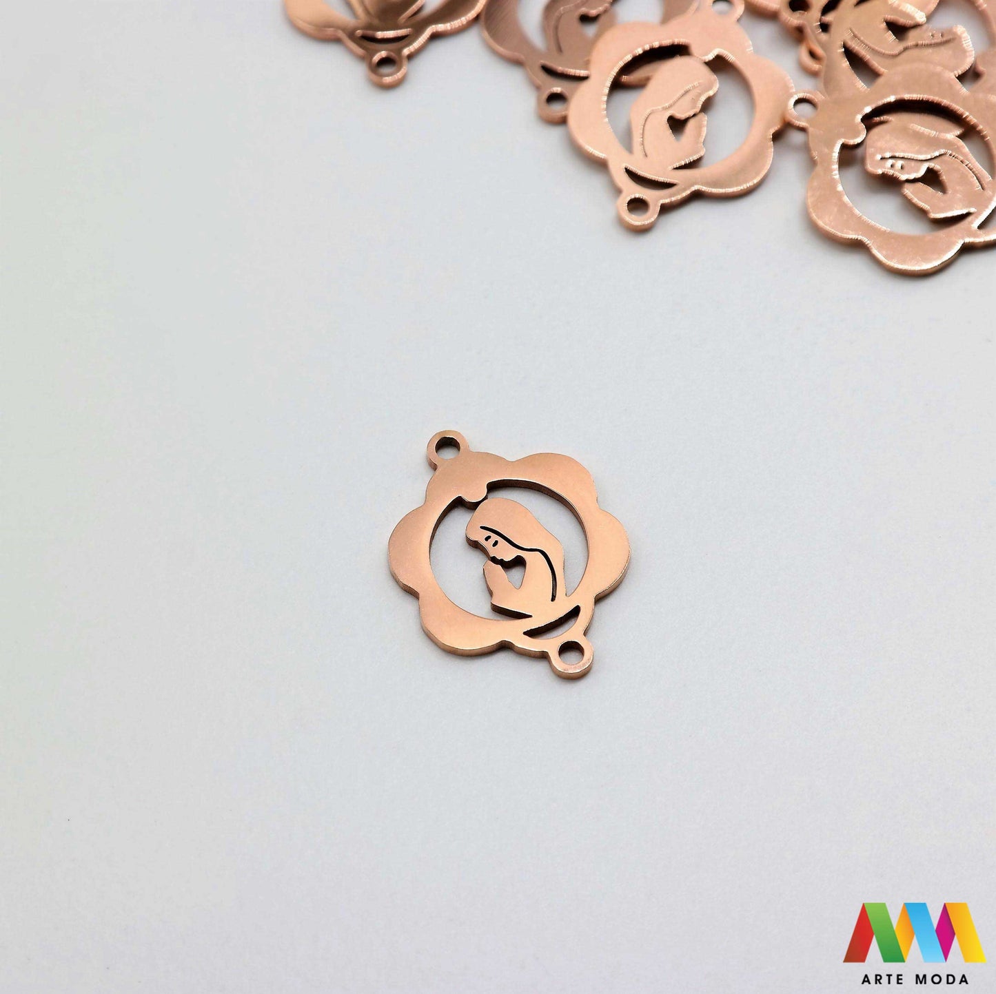 sakralni privjesci od čelika vjerski duhovni križevi medaljice vjerskim simbolima duhovnim motivima nakit značenjem čelični nehrđajućeg svetaca personalizirani anđeo Pronađite smirujući i snažan izraz svoje vjere i duhovnosti u našoj kolekciji sakralnih privjesaka izrađenih od kvalitetnog nehrđajućeg čelika Ovi izdržljivi i elegantni privjesci s vjerskim simbolima i duhovnim motivima idealni su za svakodnevno nošenje i kao promišljeni dar arte moda repromaterijal