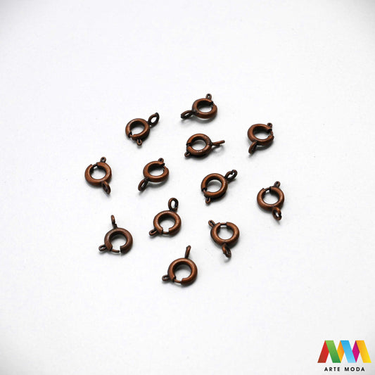 kopče metalne karabiner togl magnet kukice narukvice ogrlice zatvarači nakit DIY metalni pribor spajanje nakita srebrne zlatne karabin magnetne završne kopča narukvica ogrlica Osigurajte svoj nakit Metalne kopče su esencijalne za sigurno završavanje ogrlica i narukvica Birajte između karabin kopči pouzdanost magnetnih kopči lakoća i togl kopči stil Kvalitetni zatvarači u raznim bojama temelj svakog uradi sam nakit projekta arte moda repromaterijal