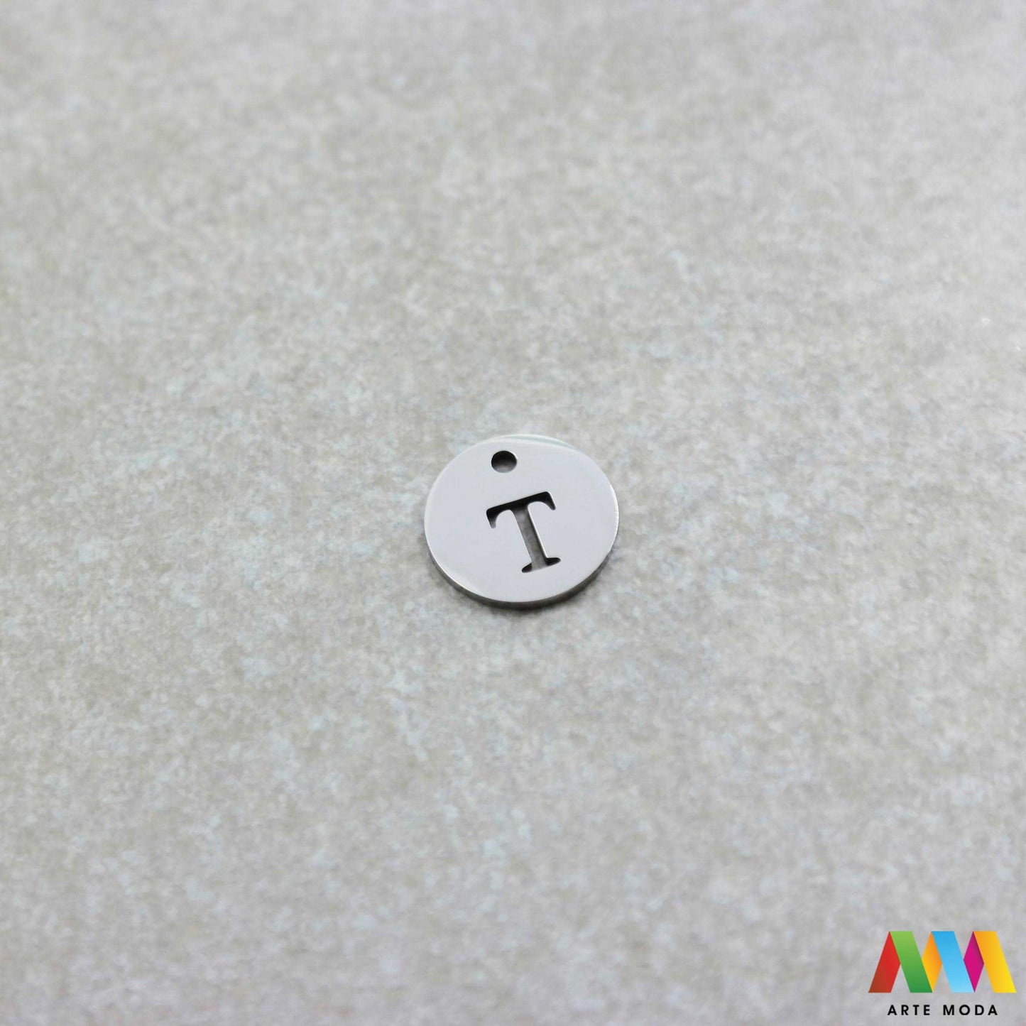 T slovo slova privjesak s jednom rupom privjesak od čelika privjesak čelik repromaterijal čelični ogrlice ogrlica narukvica narukvice nanožnica nehrđajući Slova izrađena od nehrđajućeg čelika 316L koja služe za izradu nakita poput narukvica ili ogrlica najčešće se koriste za nizanje na sajlu gumu flaks i ostale materijale