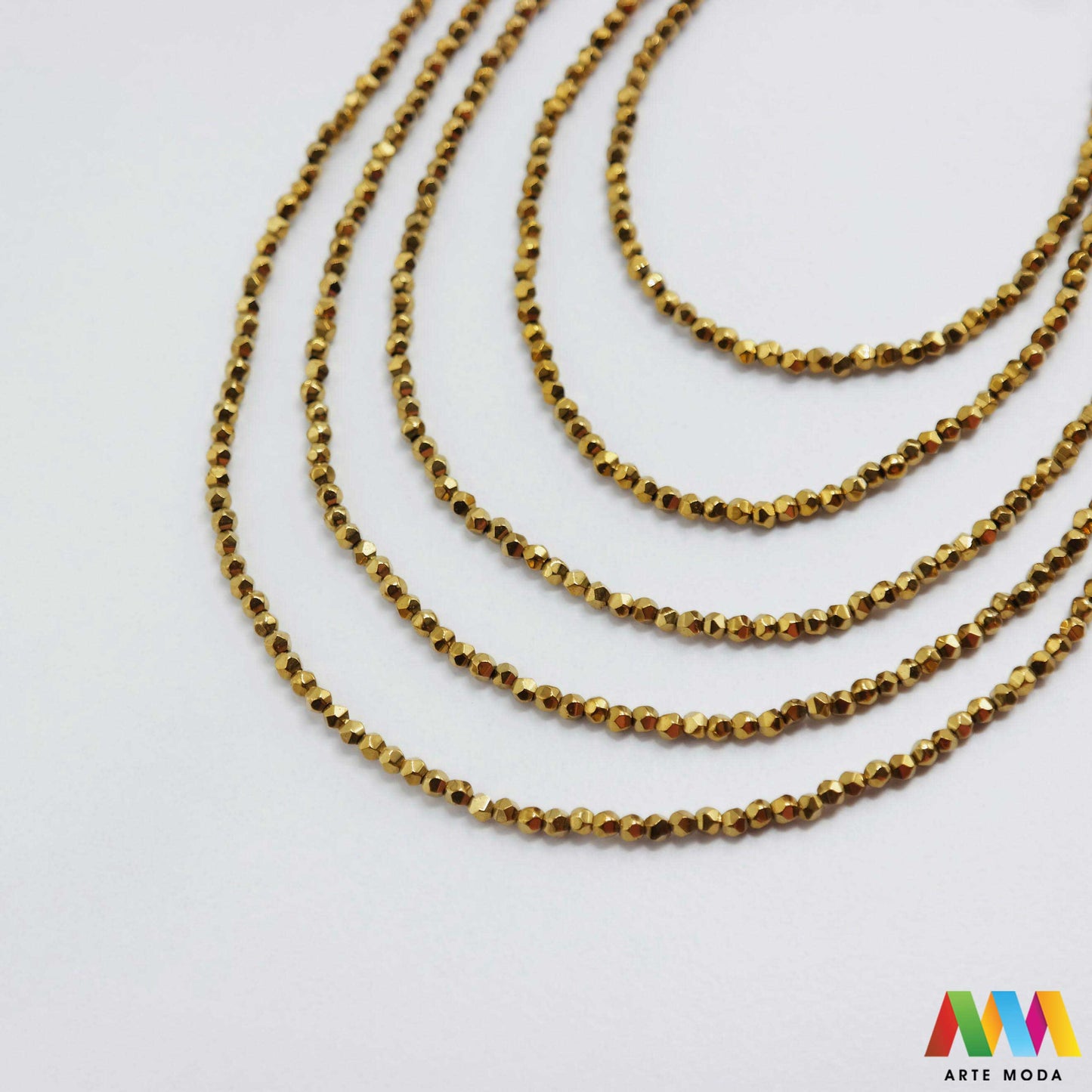 hematit krvavi kamen poludragi mineral metalni sjaj kvarc zrcalo kristal prirodni metalik meditacija zaštita repromaterijal Hematit (ili krvavi kamen) je prirodni mineral smeđe sive ili crne boje karakteriziran prisustvom hladnog metalnog sjaja Vjeruje se da pomaže u jačanju volje samopouzdanja i povezanosti s majkom zemljom Nakit izrađen od njega fascinira svojim tajanstvenim zrcalnim sjajem