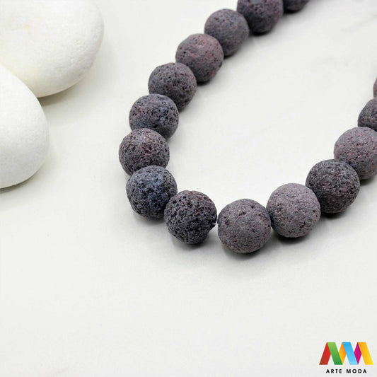 lava kamen vulkanska perle poludragi prirodni mat eterična ulja aromaterapija nakit izrada DIY repromaterijal mineral kristal narukvica ogrlica Tražite jedinstveni materijal za nakit Vulkanska lava je poludragi kamen s moćnom pričom Njegova porozna mat tekstura savršena je za izradu aromaterapijskog nakita jer sjajno upija i difuzira eterična ulja Lagan je simbolizira snagu i uzemljenje te je idealan za unisex i muške narukvice i ogrlice arte moda repromaterijal