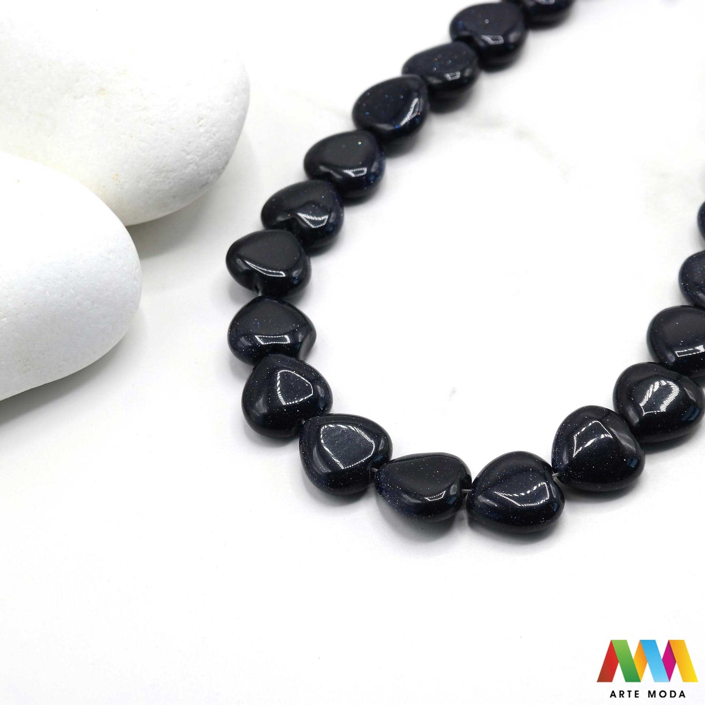 pustinjska noć dragi kvarc pijesak kobalt glinenac mangan krom bakar kamen dragulj poludrago kamenje repromaterijal poludragi ukrasni mineral kristal prirodni Zaronite u dubine svemira s ovim očaravajućim poludragim kamenom! Pustinjska noć sa svojim tamnim misterioznim tonovima isprepletenim svjetlucavim inkluzijama dočarava ljepotu zvjezdanog neba Njegova jedinstvena pojava čini ga savršenim za izradu upečatljivog nakita i dodavanje daška misterije vašoj kolekciji kristala arte moda repromaterijal