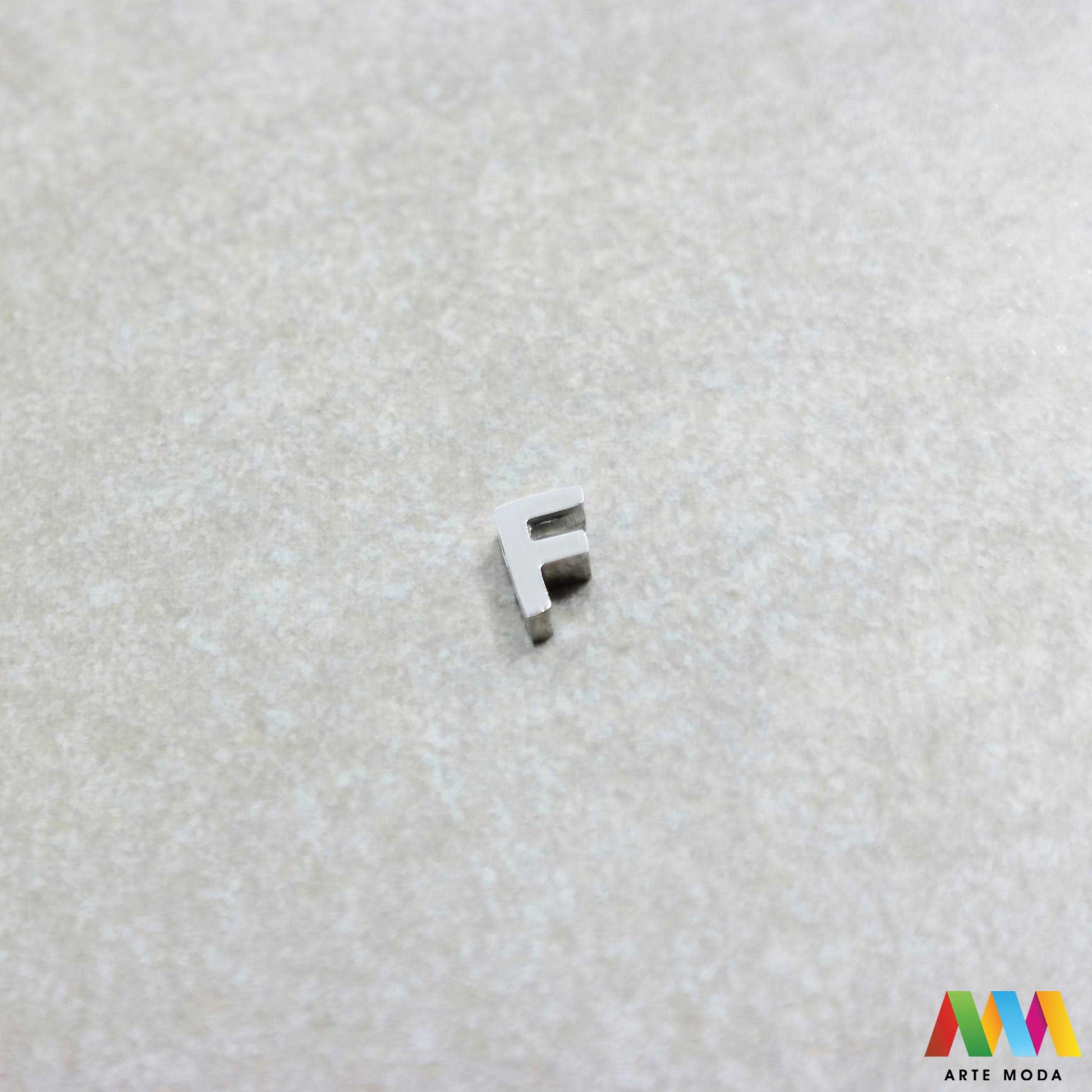 F slovo slova privjesak s jednom rupom privjesak od čelika privjesak čelik repromaterijal čelični ogrlice ogrlica narukvica narukvice nanožnica nehrđajući Slova izrađena od nehrđajućeg čelika 316L koja služe za izradu nakita poput narukvica ili ogrlica najčešće se koriste za nizanje na sajlu gumu flaks i ostale materijale