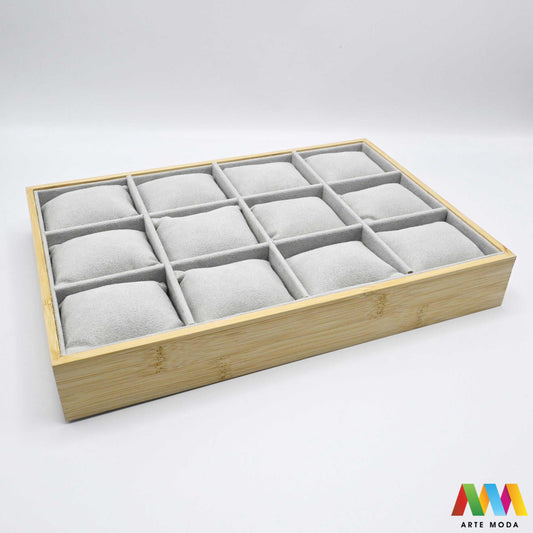 stalci za narukvice naušnica drveni skaj pamučna špaga plišani organizator držač izlaganje nakita oprema butik prezentacija elegantni luksuzni Predstavite svoje narukvice na najljepši način uz naše unikatne drvene stalke presvučene plišom skajem ili pamučnom špagom Svaki stalak pruža savršenu podlogu koja štiti nakit od ogrebotina istovremeno nudeći raznolikost tekstura i stilova – od nježne elegancije pliša preko moderne profinjenosti skaja do rustikalnog šarma pamučne špage arte moda repromaterijal