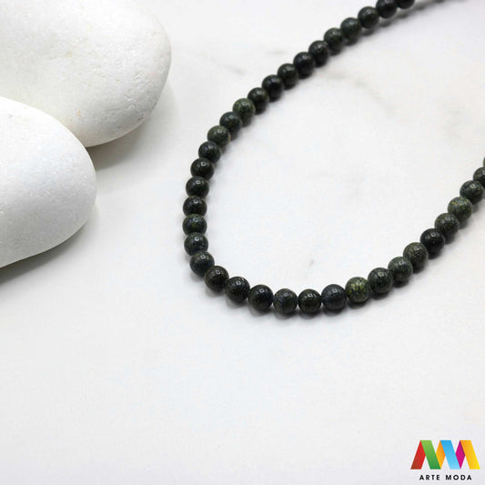 serpentin kamen poludragi mineral zeleni smeđi zmija glatka ljuska kristal prirodni ogrlica narukvica mrljasti Serpentin je zelenkasti smećkasti ili mrljasti mineral koji se obično nalazi u serpentinitu Ime dolazi od latinske riječi serpentinus što znači "kao zmija" Najčešće je zelenkaste boje glatke ili ljuskaste površine Mnoge vrste Serpentina korištene su za nakit i rezbarenje tvrdog kamena ponekad pod nazivom "lažni žad" ili "tetonski žad"