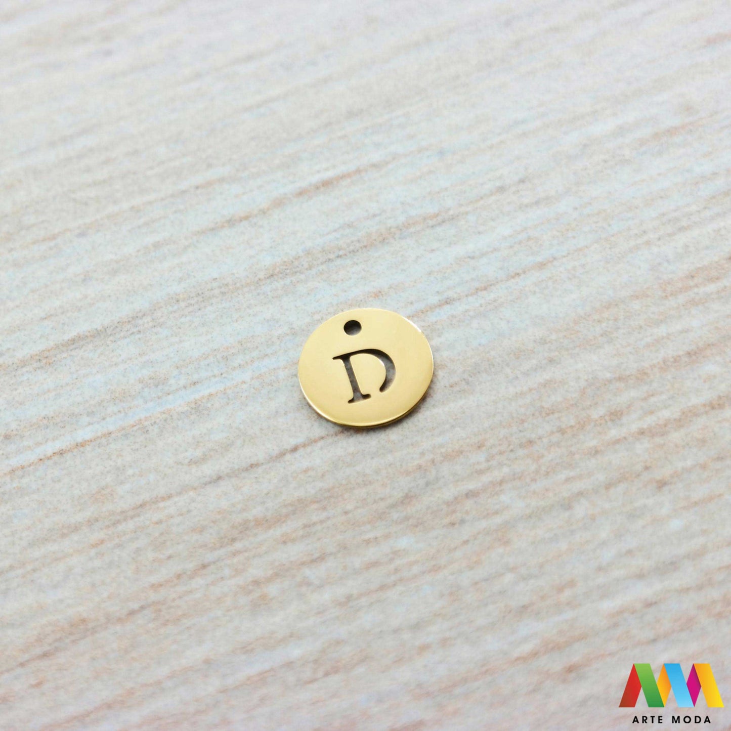 D slovo slova privjesak s jednom rupom privjesak od čelika privjesak čelik repromaterijal čelični ogrlice ogrlica narukvica narukvice nanožnica nehrđajući Slova izrađena od nehrđajućeg čelika 316L koja služe za izradu nakita poput narukvica ili ogrlica najčešće se koriste za nizanje na sajlu gumu flaks i ostale materijale