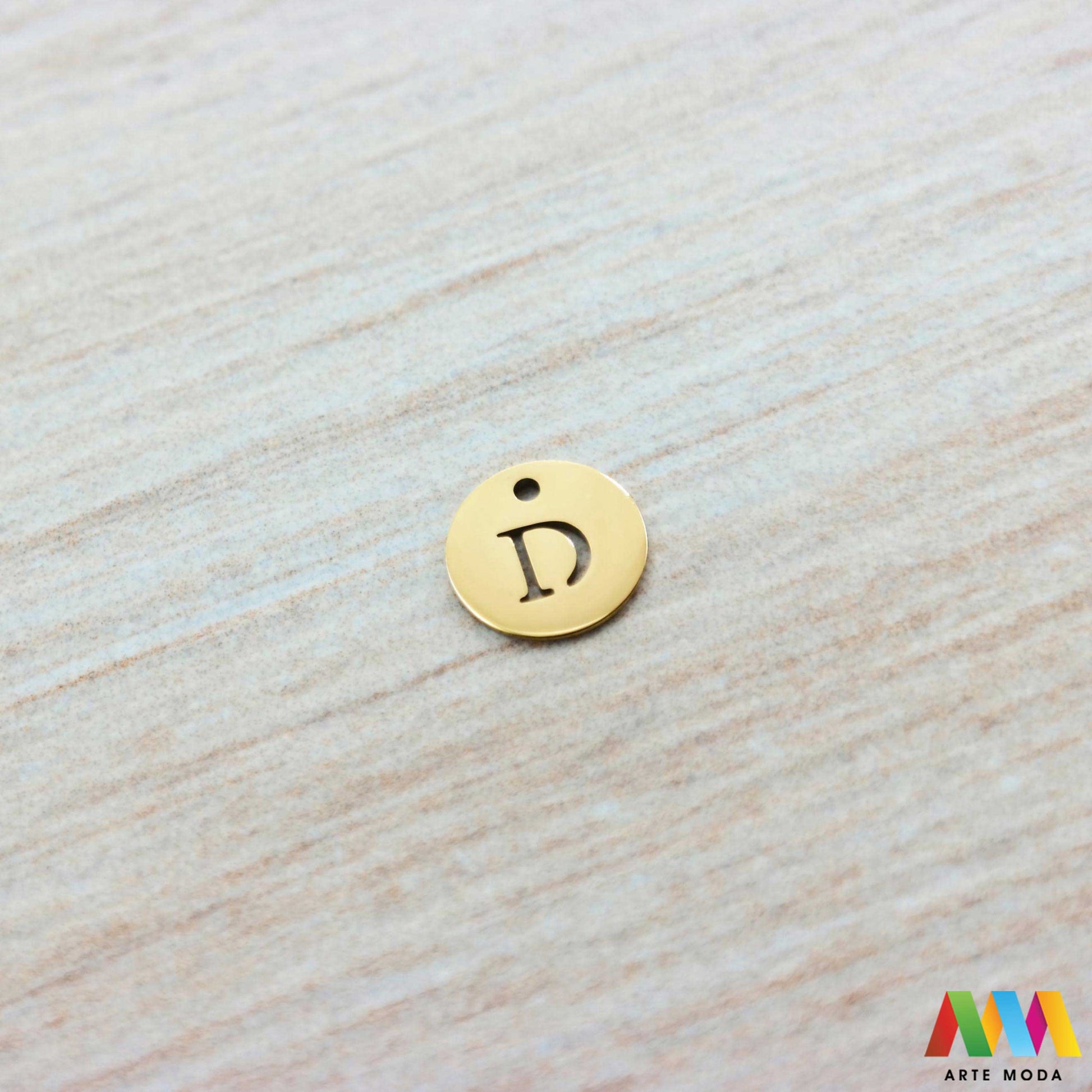 D slovo slova privjesak s jednom rupom privjesak od čelika privjesak čelik repromaterijal čelični ogrlice ogrlica narukvica narukvice nanožnica nehrđajući Slova izrađena od nehrđajućeg čelika 316L koja služe za izradu nakita poput narukvica ili ogrlica najčešće se koriste za nizanje na sajlu gumu flaks i ostale materijale