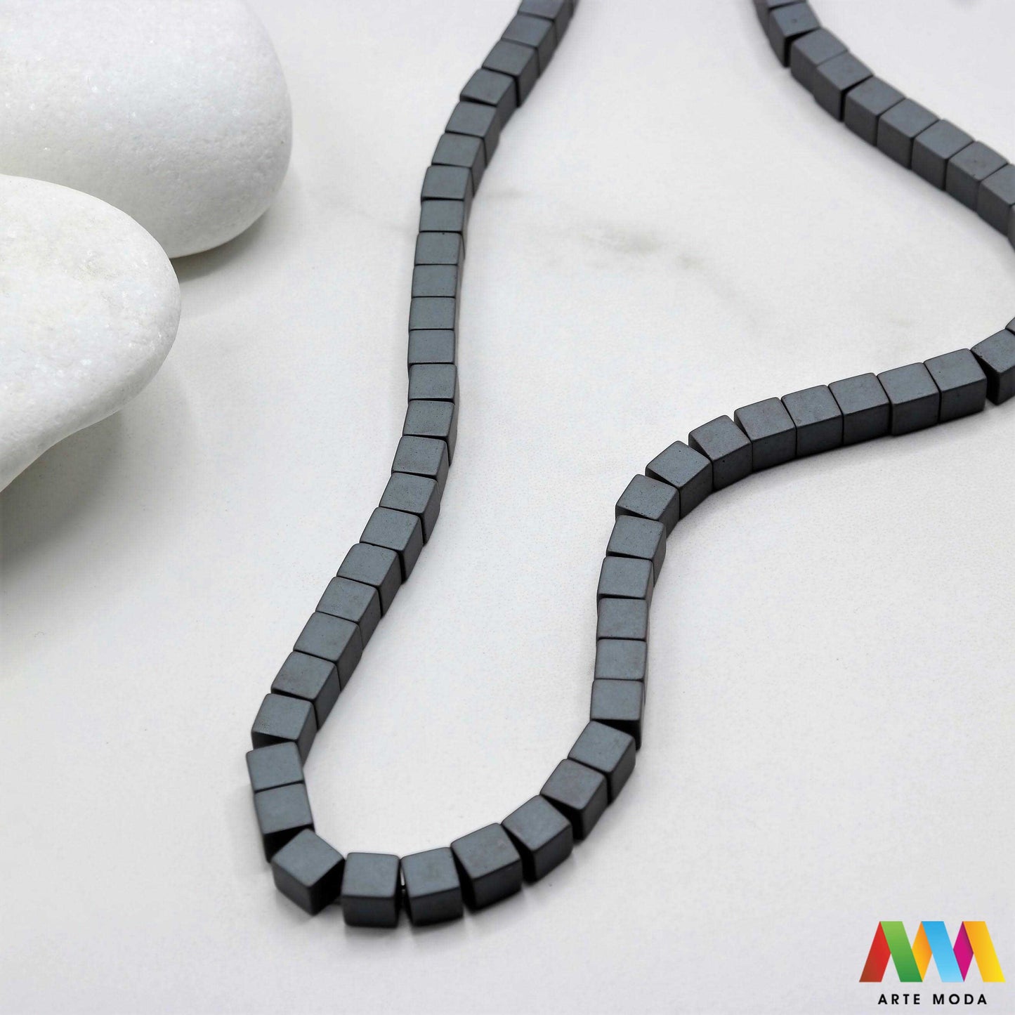 hematit krvavi kamen poludragi mineral metalni sjaj kvarc zrcalo kristal prirodni metalik meditacija zaštita repromaterijal Hematit (ili krvavi kamen) je prirodni mineral smeđe sive ili crne boje karakteriziran prisustvom hladnog metalnog sjaja Vjeruje se da pomaže u jačanju volje samopouzdanja i povezanosti s majkom zemljom Nakit izrađen od njega fascinira svojim tajanstvenim zrcalnim sjajem