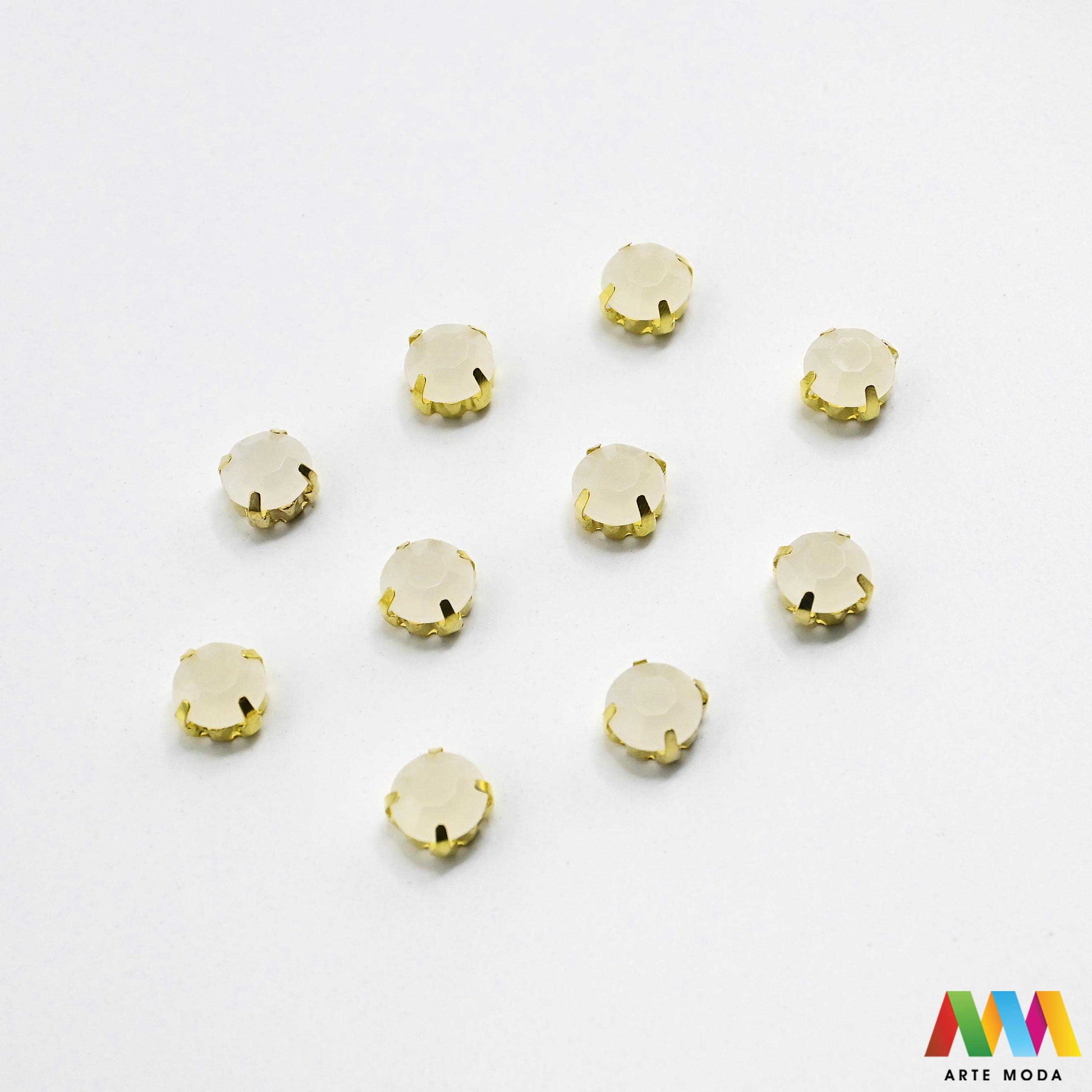 cirkoni stakleni metalni kalup blještavo sjajno perle privjesci rhinestones šivanje lijepljenje nakit glamur kostimi dekoracije ukrasi kalupu cirkon kopči blještavi Postignite maksimalan sjaj s staklenim cirkonima u metalnom kalupu Ovi blještavi cirkoni su sigurno fiksirani i spremni za šivanje lijepljenje ili nizanje Idealni za izradu glamuroznog nakita ukrašavanje kostima i svečane dekoracije Brz jednostavan i elegantan put do blistavog "uradi sam" projekta arte moda repromaterijal