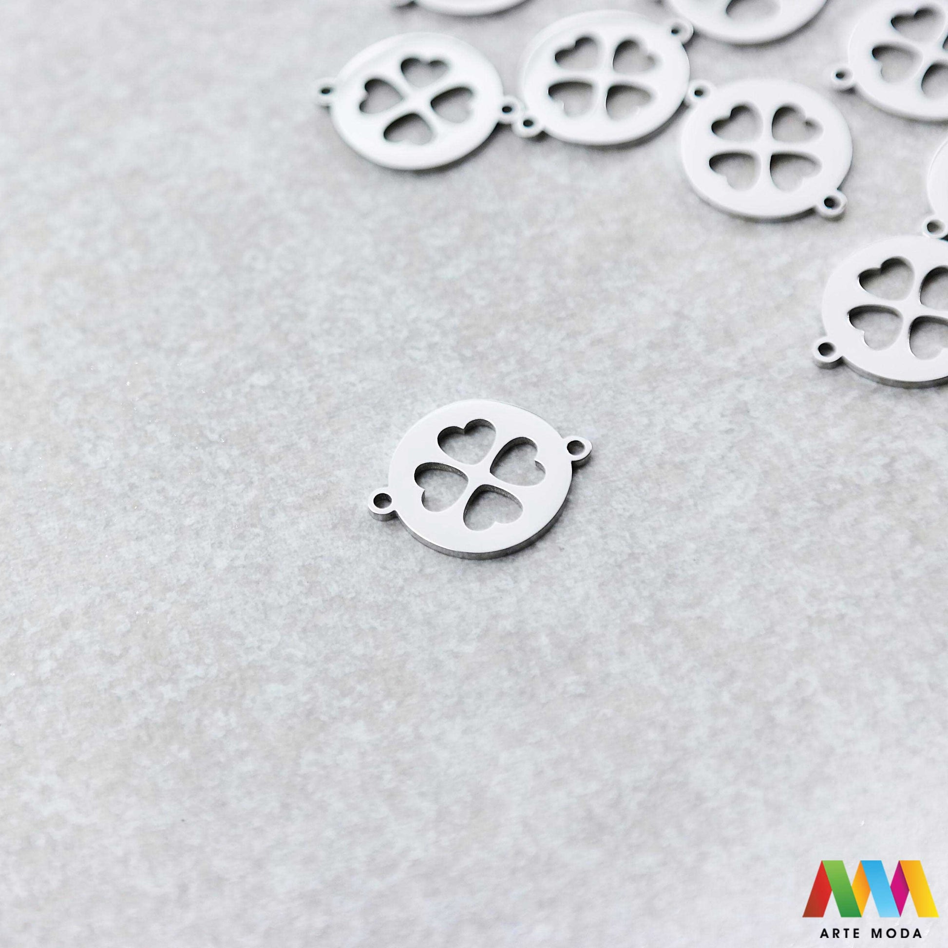 Djetelina privjesak s dvije rupe dve od čelika repromaterijal čelični ogrlice ogrlica narukvica narukvice nanožnica nehrđajući Privjesci izrađeni od nehrđajućeg čelika 316L koji služe za izradu nakita poput narukvica ili ogrlica najčešće se koriste za nizanje ili uz pomoć alkice se stavljaju na sajlu gumu flaks i ostale materijale arte moda repromaterijal