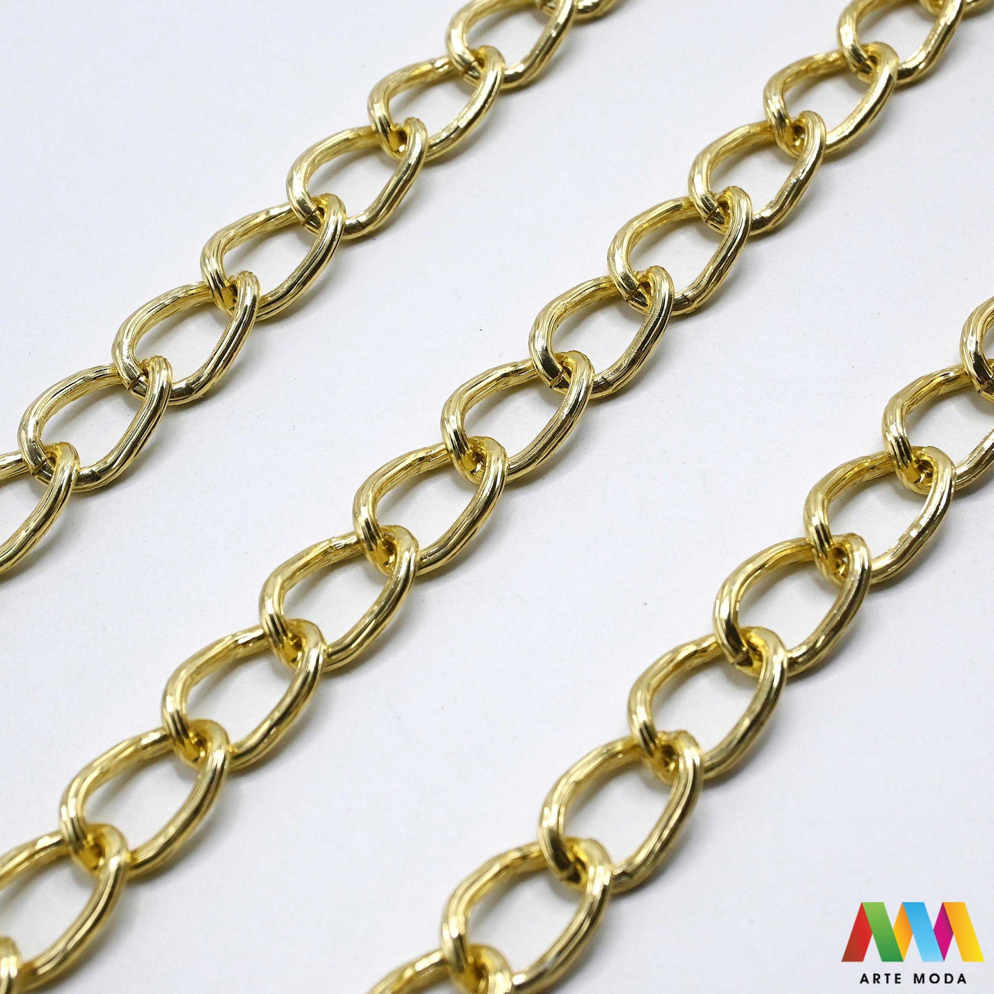 aluminijski lanac torbe ruksak nakit lagani izrada aluminij DIY materijal remen ogrlice narukvice karike ručke pribor komponente ukrasni repromaterijal Želite lagan i trendi materijal Aluminijski lanci savršeni su za vaše projekte Idealni su za izradu laganih remena za torbe ili statement nakita ogrlice narukvice Lakši su od klasičnih metala ne opterećuju i dolaze u raznim bojama i debljinama Lako ih je rezati i oblikovati laganu eleganciju za svoj uradi sam nakit i modne dodatke arte moda repromaterijal