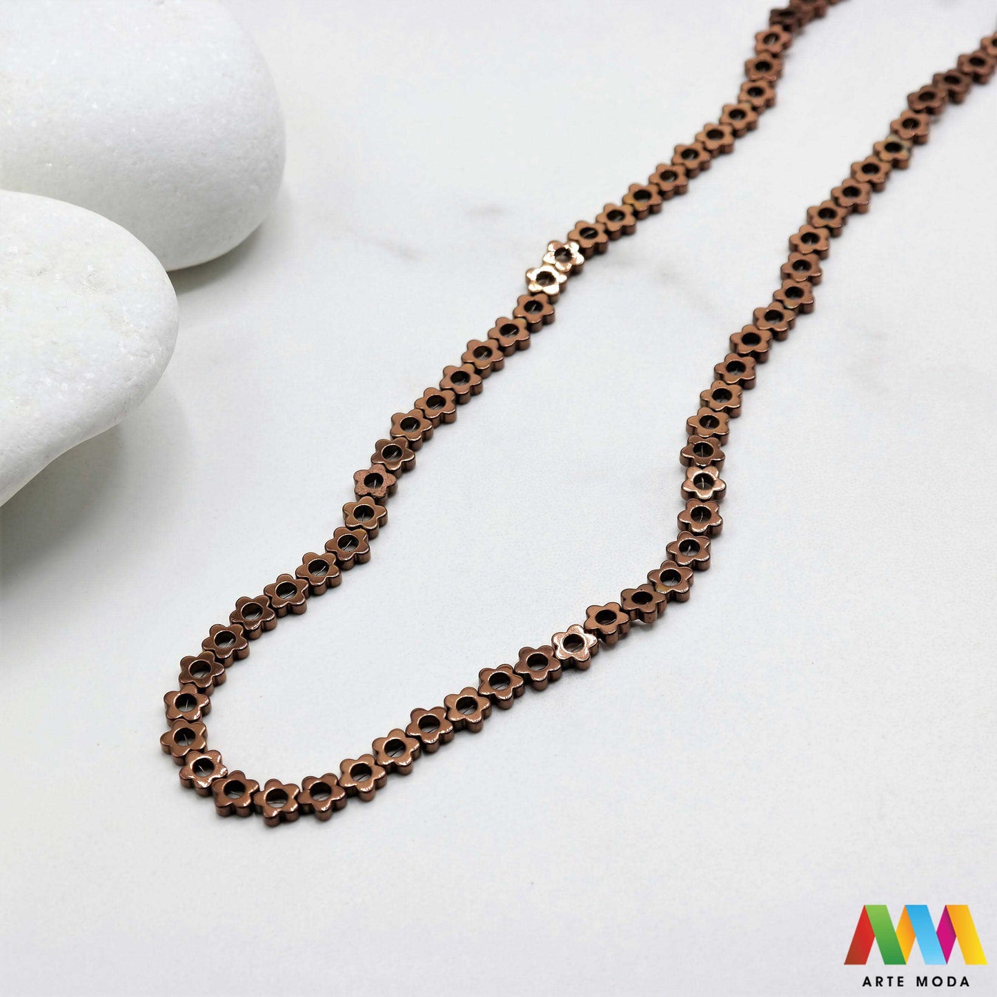 hematit krvavi kamen poludragi mineral metalni sjaj kvarc zrcalo kristal prirodni metalik meditacija zaštita repromaterijal Hematit (ili krvavi kamen) je prirodni mineral smeđe sive ili crne boje karakteriziran prisustvom hladnog metalnog sjaja Vjeruje se da pomaže u jačanju volje samopouzdanja i povezanosti s majkom zemljom Nakit izrađen od njega fascinira svojim tajanstvenim zrcalnim sjajem