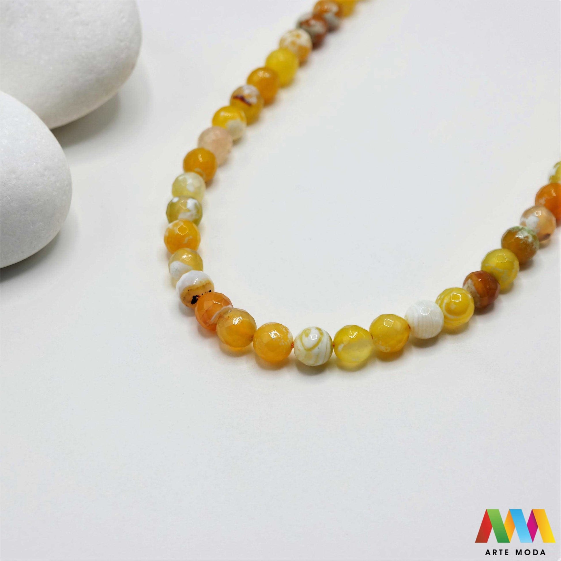 poludragi kamen ahat kristal kalcedon polu dragi poludrago kamenje dragulj mineral kvarc Ahat je jedan od najrasprostranjenijih kristala na planeti Ahat spada u grupu kalcedona izrazito je dekorativan te se od njega izrađuje lijepi nakit i ukrasni predmeti U Hrvatskoj je poznati Lepoglavski Ahat s brda Gaveznica