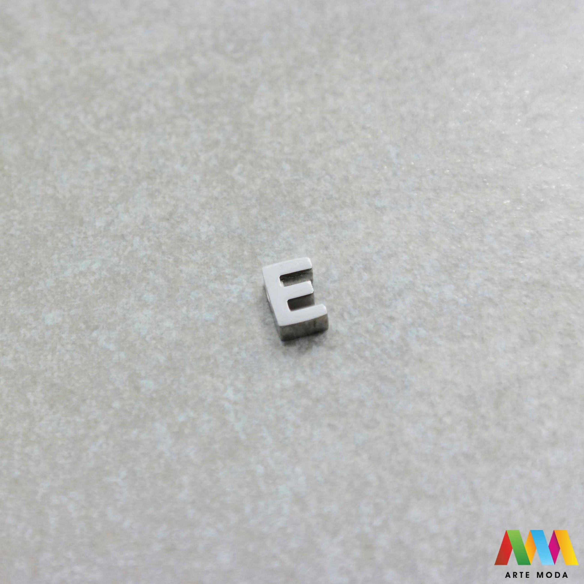 E slovo slova privjesak s jednom rupom privjesak od čelika privjesak čelik repromaterijal čelični ogrlice ogrlica narukvica narukvice nanožnica nehrđajući Slova izrađena od nehrđajućeg čelika 316L koja služe za izradu nakita poput narukvica ili ogrlica najčešće se koriste za nizanje na sajlu gumu flaks i ostale materijale