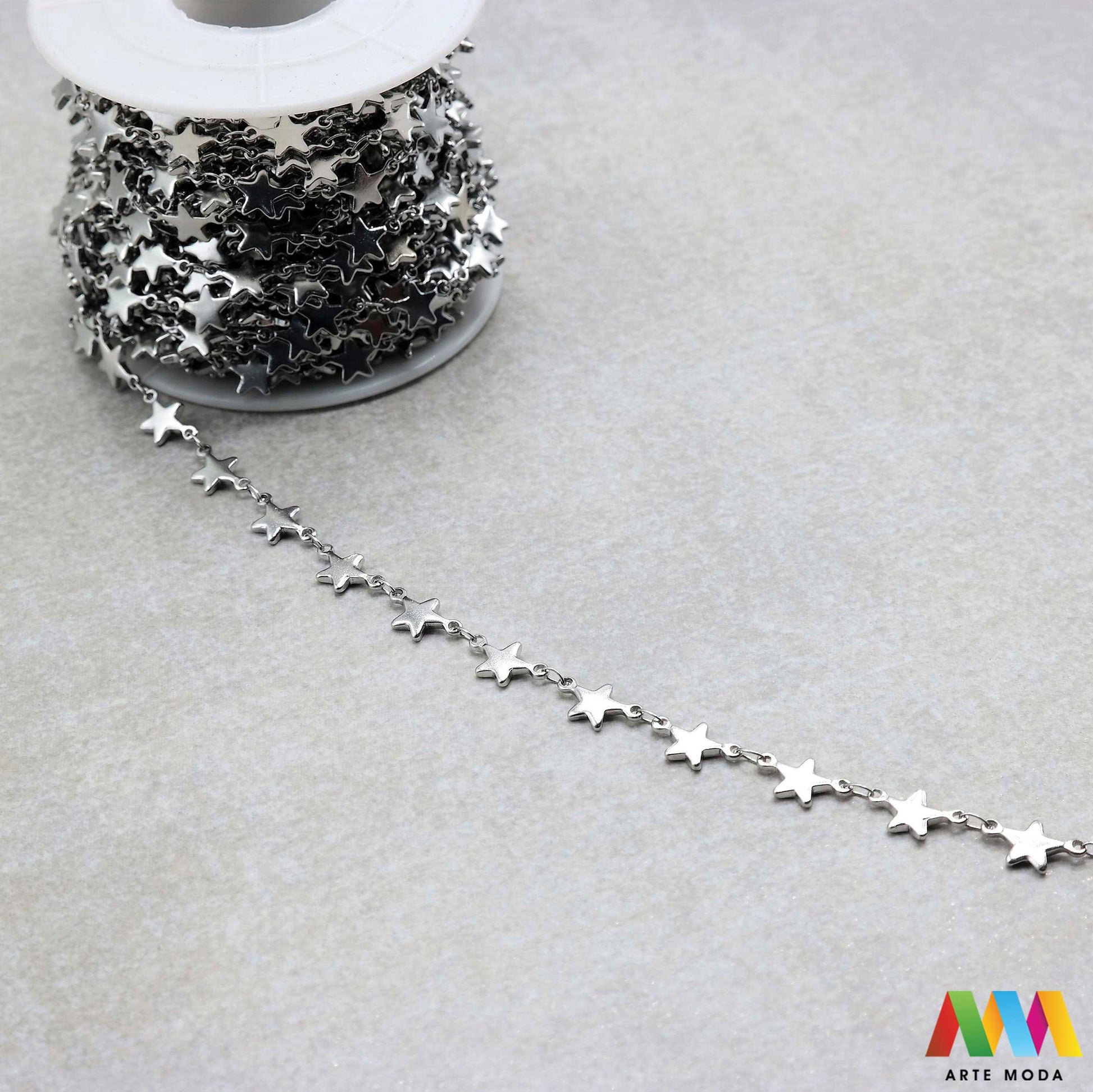 lanac lanci čelik repromaterijal čelični ogrlice narukvice nehrđajući na metre metar kolutu boji nakit inox metru izrada nakita DIY obojeni hipoalergeni tanki bogatstvo boja i modela za vaše kreativne projekte! lanaca na kolutu fleksibilnost s lancima od visokokvalitetnog nehrđajućeg čelika klasičnih srebrnih tonova elegantne zlatne moderne rose gold ili živih boja modelima od tankih i delikatnih do robusnih i upečatljivihž potrebno da izradite unikatne ogrlice i narukvice arte moda repromaterijal