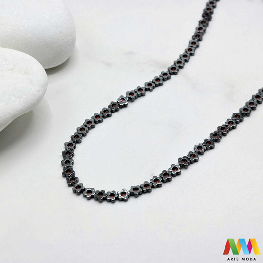 hematit krvavi kamen poludragi mineral metalni sjaj kvarc zrcalo kristal prirodni metalik meditacija zaštita repromaterijal Hematit (ili krvavi kamen) je prirodni mineral smeđe sive ili crne boje karakteriziran prisustvom hladnog metalnog sjaja Vjeruje se da pomaže u jačanju volje samopouzdanja i povezanosti s majkom zemljom Nakit izrađen od njega fascinira svojim tajanstvenim zrcalnim sjajem