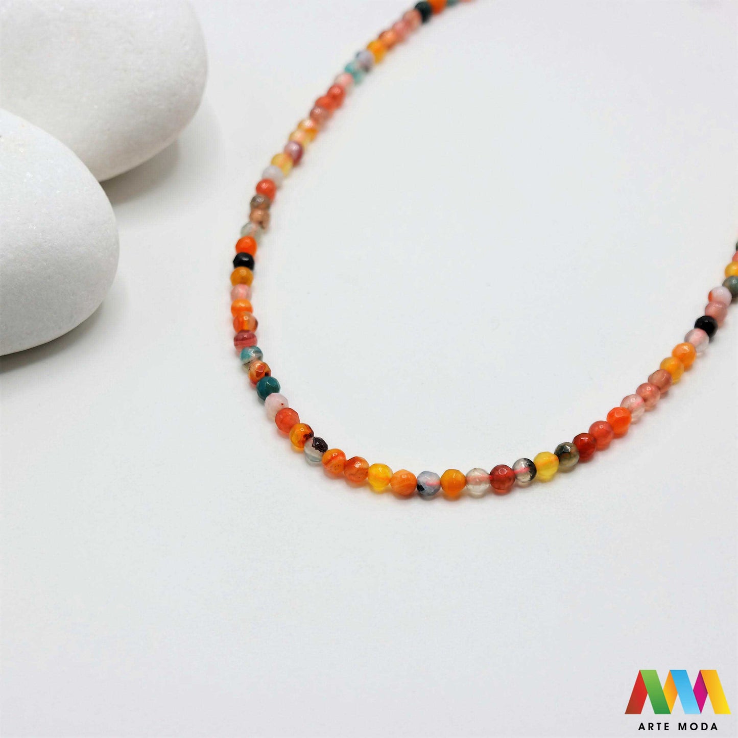 poludragi kamen ahat kristal kalcedon polu dragi poludrago kamenje dragulj mineral kvarc Ahat je jedan od najrasprostranjenijih kristala na planeti Ahat spada u grupu kalcedona izrazito je dekorativan te se od njega izrađuje lijepi nakit i ukrasni predmeti U Hrvatskoj je poznati Lepoglavski Ahat s brda Gaveznica