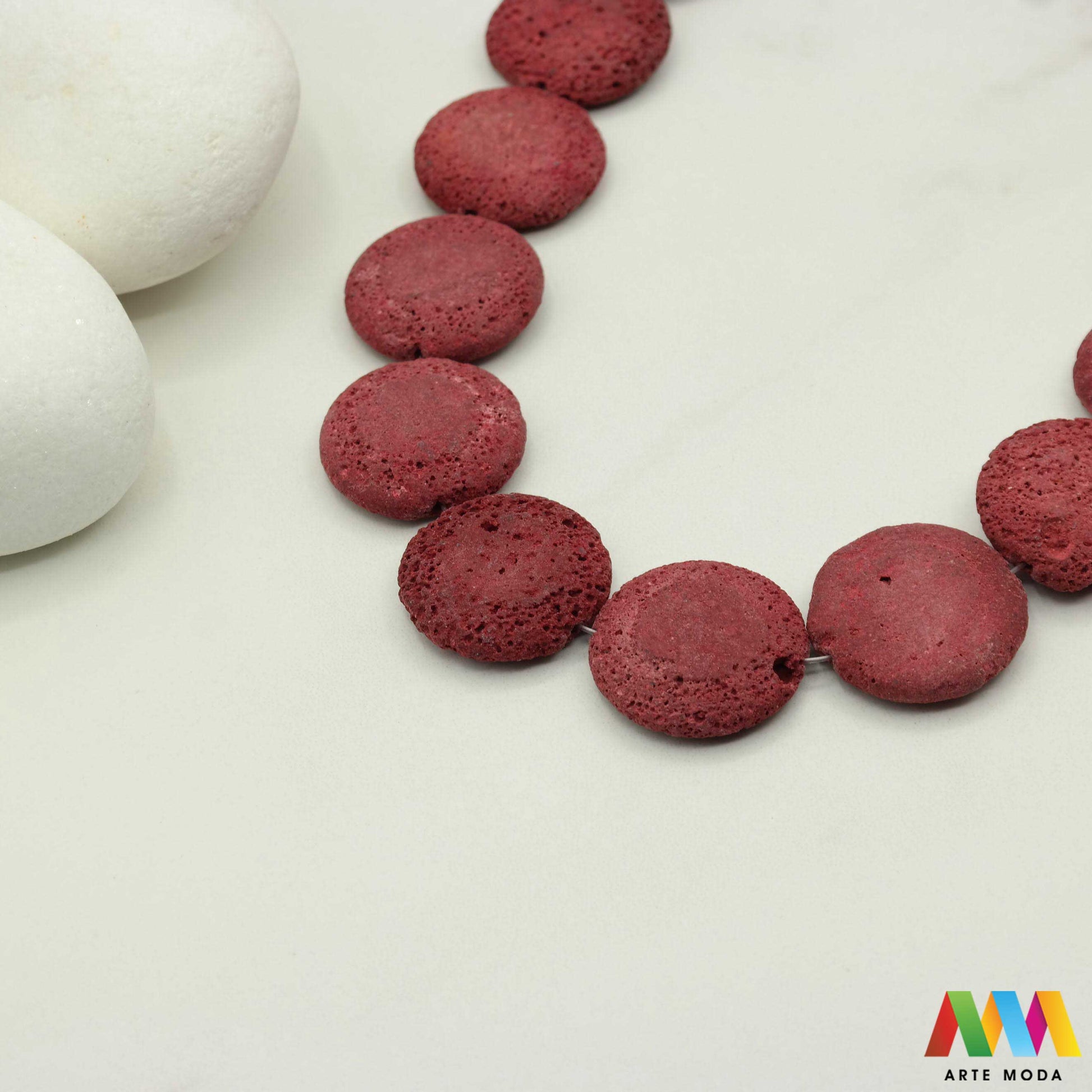 lava kamen vulkanska perle poludragi prirodni mat eterična ulja aromaterapija nakit izrada DIY repromaterijal mineral kristal narukvica ogrlica Tražite jedinstveni materijal za nakit Vulkanska lava je poludragi kamen s moćnom pričom Njegova porozna mat tekstura savršena je za izradu aromaterapijskog nakita jer sjajno upija i difuzira eterična ulja Lagan je simbolizira snagu i uzemljenje te je idealan za unisex i muške narukvice i ogrlice arte moda repromaterijal