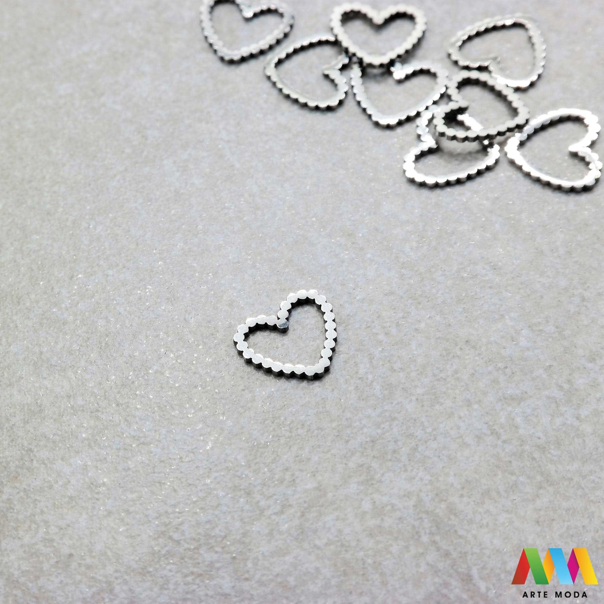 srce privjesak s jednom rupom bez rupe privjesak od čelika privjesak čelik repromaterijal čelični ogrlice ogrlica narukvica narukvice nanožnica nehrđajući privjesci izrađeni od nehrđajućeg čelika 316L koji služe za izradu nakita poput narukvica ili ogrlica najčešće se koriste za nizanje na sajlu gumu flaks i ostale materijale