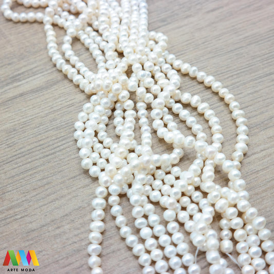 riječni biser zrno bisernica sedef školjka dragi kamen dragulj poludrago kamenje repromaterijal poludragi ukrasni mineral kristal Biser je zrnata tvorevina koja nastaje kod nekih mekušaca osobito kod školjaka bisernica Sastavljeni su od tankih koncentričnih slojeva sedefa i većinom su okruglasti Umjetno uzgojen biser pravi je dragulj mora kojega su stvorili zajednički napori prirode čovjeka i školjke - bisernice arte moda