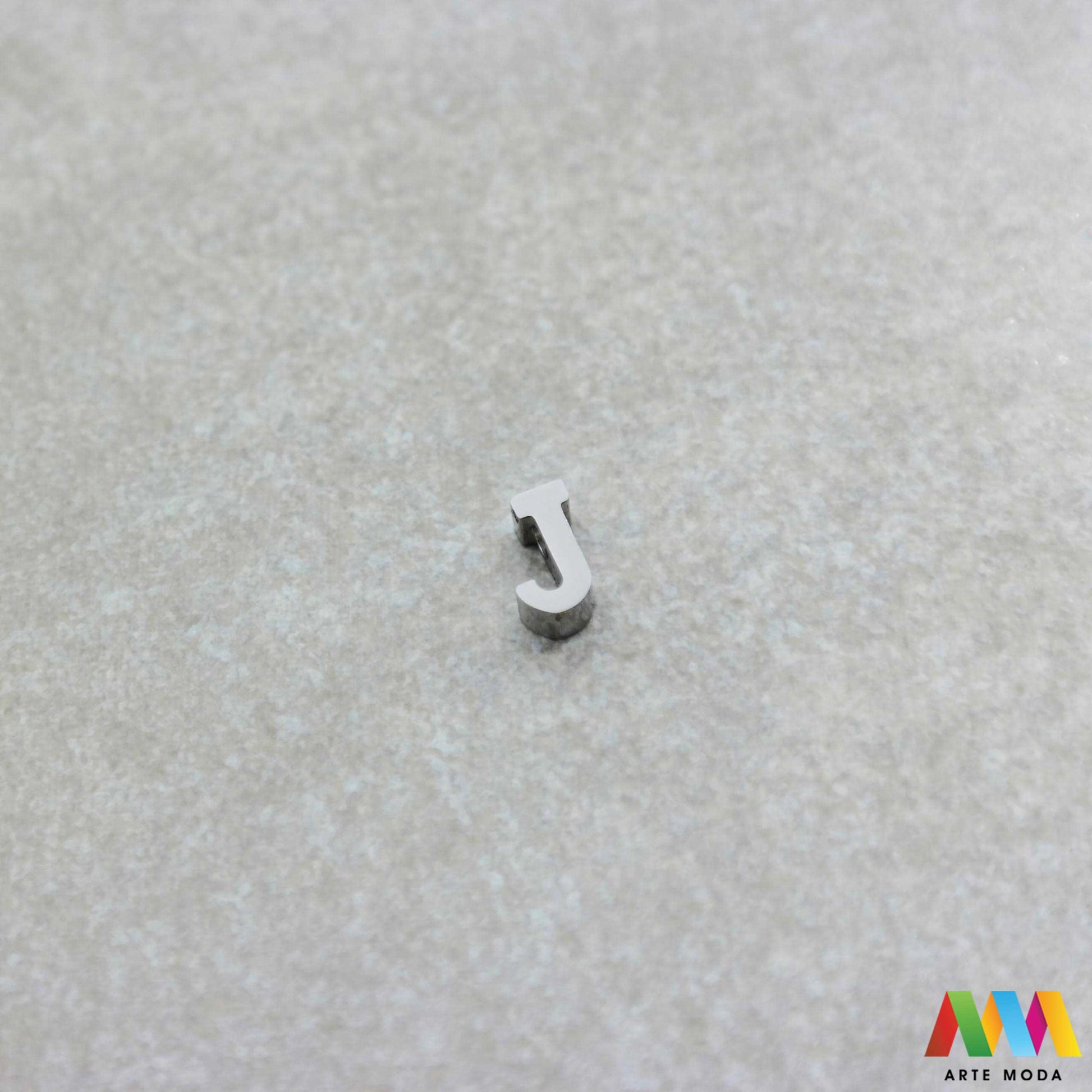 J slovo slova privjesak s jednom rupom privjesak od čelika privjesak čelik repromaterijal čelični ogrlice ogrlica narukvica narukvice nanožnica nehrđajući Slova izrađena od nehrđajućeg čelika 316L koja služe za izradu nakita poput narukvica ili ogrlica najčešće se koriste za nizanje na sajlu gumu flaks i ostale materijale